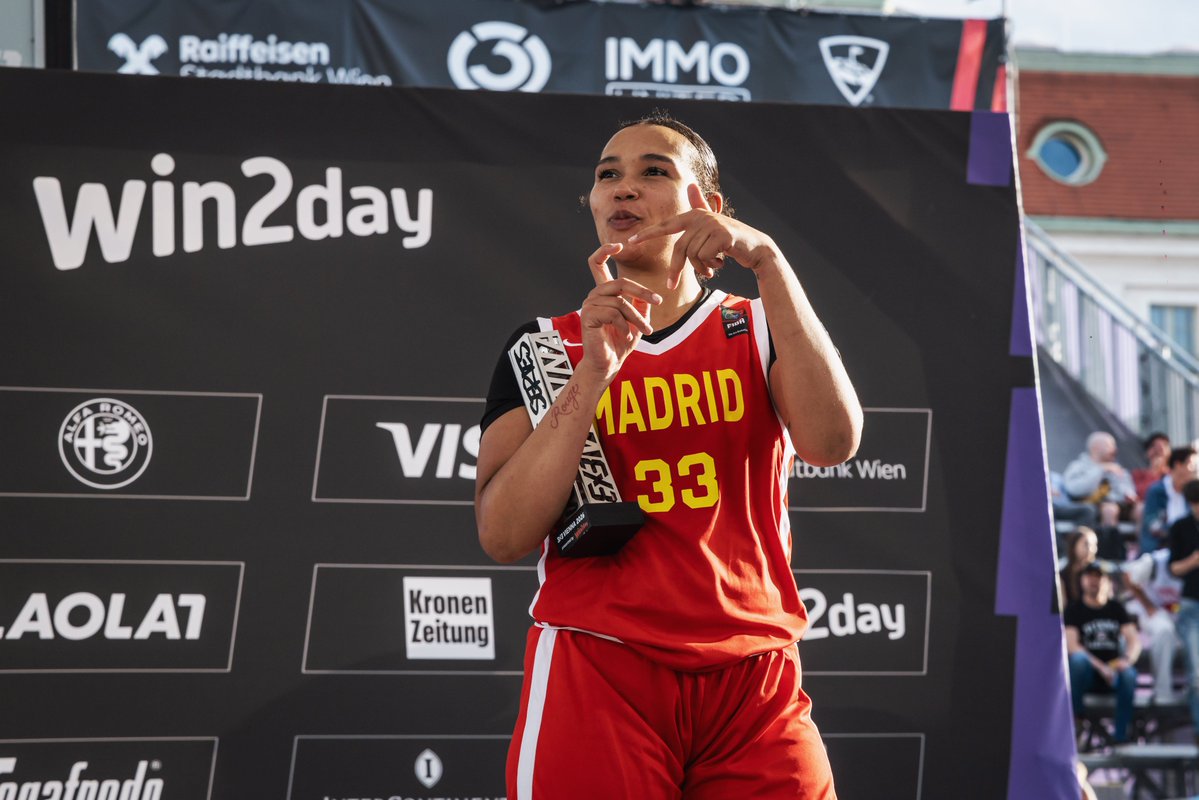BaloncestoESP's tweet photo. La sonrisa de las campeonas, en lo más alto del podio 🥇

Así ha recogido el equipo de Madrid de la #SelFEM3x3 su trofeo como campeonas en Viena ✌️

#3x3WS | #LaFamilia | #SomosEquipo https://t.co/Et24bXgigP