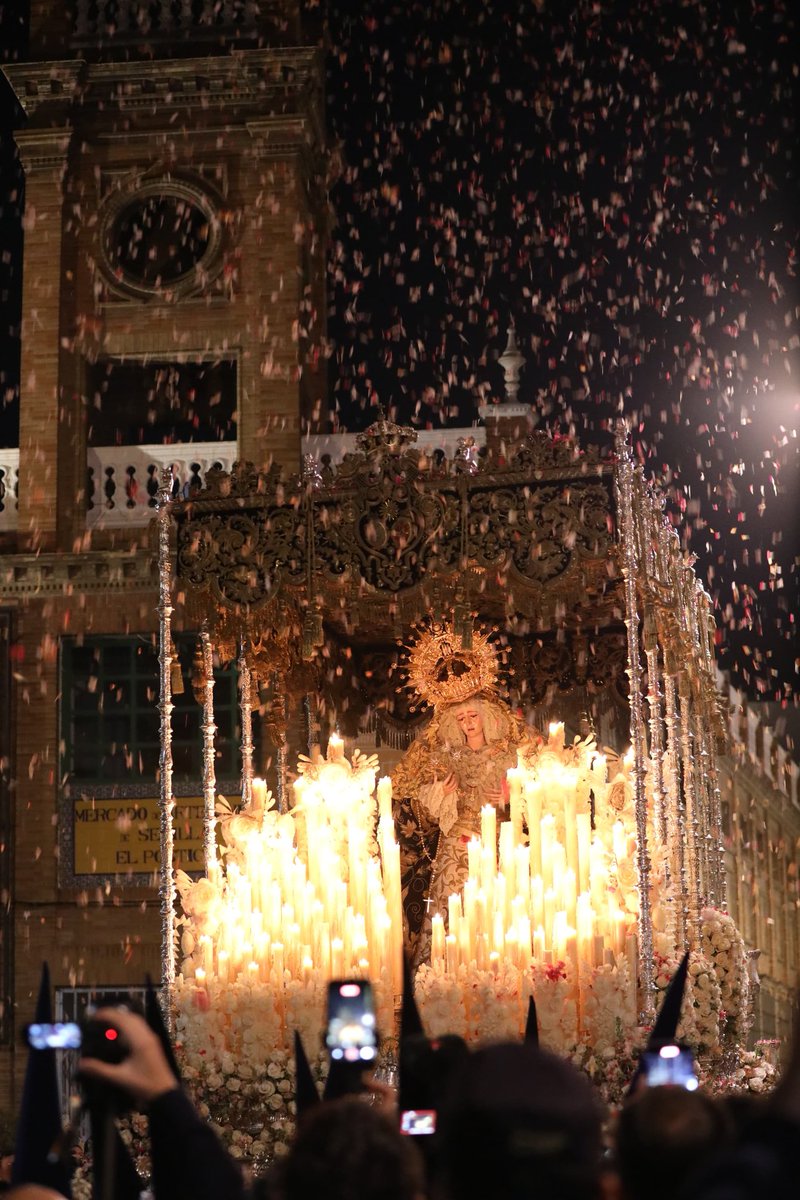 hdadlaestrella's tweet photo. ⭐A 40 domingos...

"¿Quién dijo que están remotas
de Sevilla las estrellas
si aquí hay una que alborota
con su cara de doncella
con su nombre de lucero
de esos que el cielo regala
las noches en las que espero
con los sentidos en danza
se abalance la luna clara
y la luna no se abalanza?"

✒️ Carlos Herrera
📷 M. Ángel Quesada

#Domingoderecuerdos