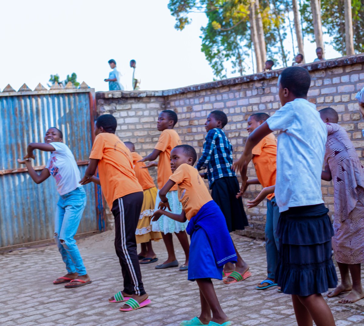 fmiubumuntu's tweet photo. Through our Weekend and Holiday Coaching Program, FMI “Ubumuntu” has started raising #awareness among #girls on proper #hygiene during #menstruation period using traditional dance as a fun and engaging learning approach. 1/2 https://t.co/Ifmt9XfbcD