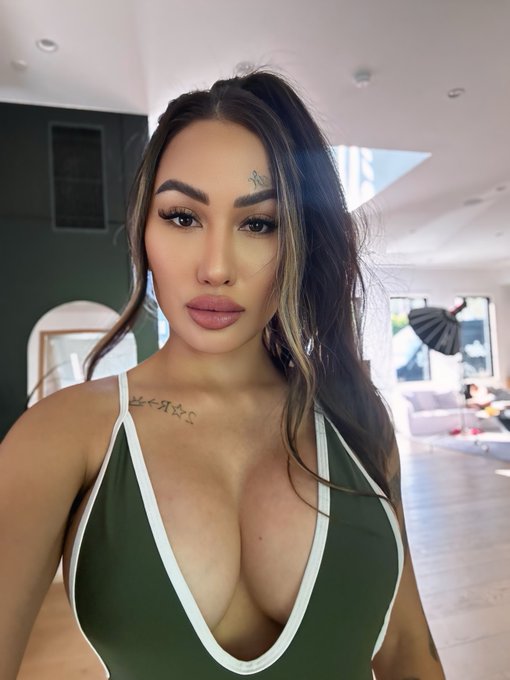 Amia Miley - 2 pic. Rate my Outfit 1-10 https://t.co/51yB5xJvwU