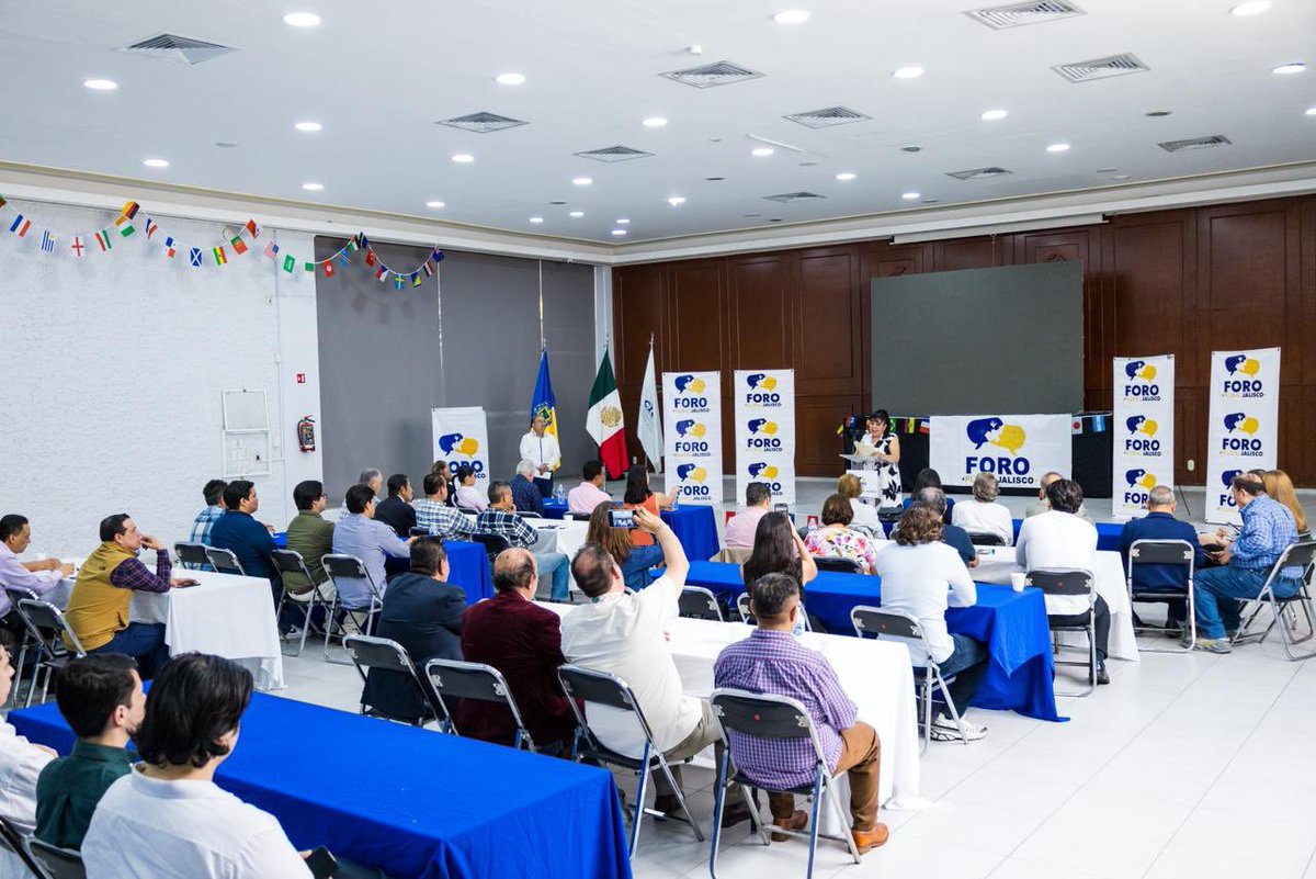ForoPlural's tweet photo. 4/9Asimismo, expresó la preocupación de amplios sectores de la sociedad civil ante la posibilidad de que Morena concentre en Jalisco el poder político que ya ejerce a nivel federal. Convocó a construir acuerdos amplios y actuar con visión de largo plazo @salvadorcosio1 https://t.co/yNgyhIBJgA