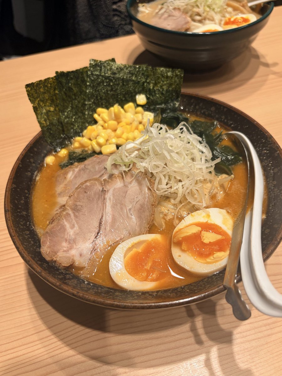 runa21228's tweet photo. 帰りにラーメン付き合ってもらって食べてきた🍜✨北海道ラーメン美味しかったな～！お付き合い頂きありがとうでした☺️
辛口のも気になったから、またいつか食べに行きたいな！

最近ずっとラーメンというワードを配信で聞いてたから食べれてよかったww満足！ https://t.co/jNxwigU1iv