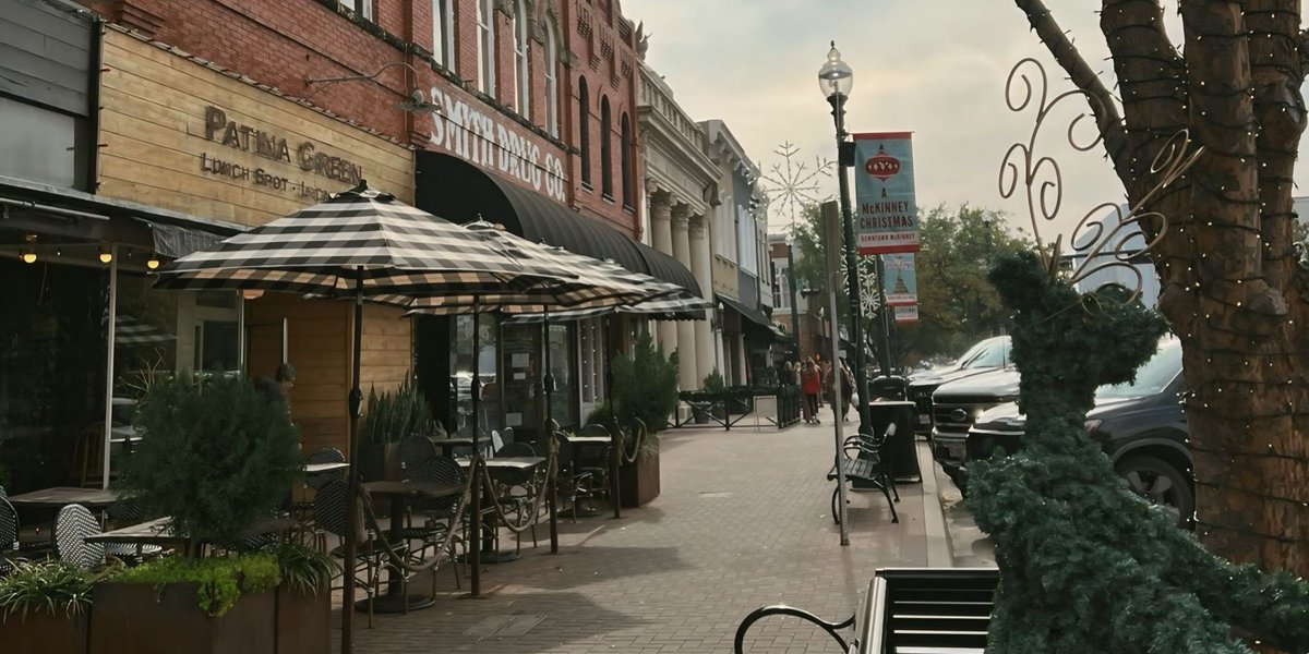 vanillegirly's tweet photo. 𝗔 𝗻𝗲𝘄 𝗳𝗿𝗶𝗲𝗻𝗱. 

 ˒ ᅠᅠᅠ Era un lindo dia en Texas. Habia vuelto varias veces por asuntos del rancho y esta vez no fue la excepción. Usualmente venia sola pero hoy venia acompañada. Manejaba y mire por el retrovisor a mi pequeña Hope que dormia plácidamente, sonreí por ello y seguia concentrada en el camino hacia en dirección del Rancho Olmos.

Pero primero ibamos hacer una parada rapida a una de mis heladerías favoritas cuando era niña. Mi padre nos traia los fines de semana  a mi hermana y a mi al pueblo, nos compraba nuestro helado favorito y dabamos una vuelta al pueblo.