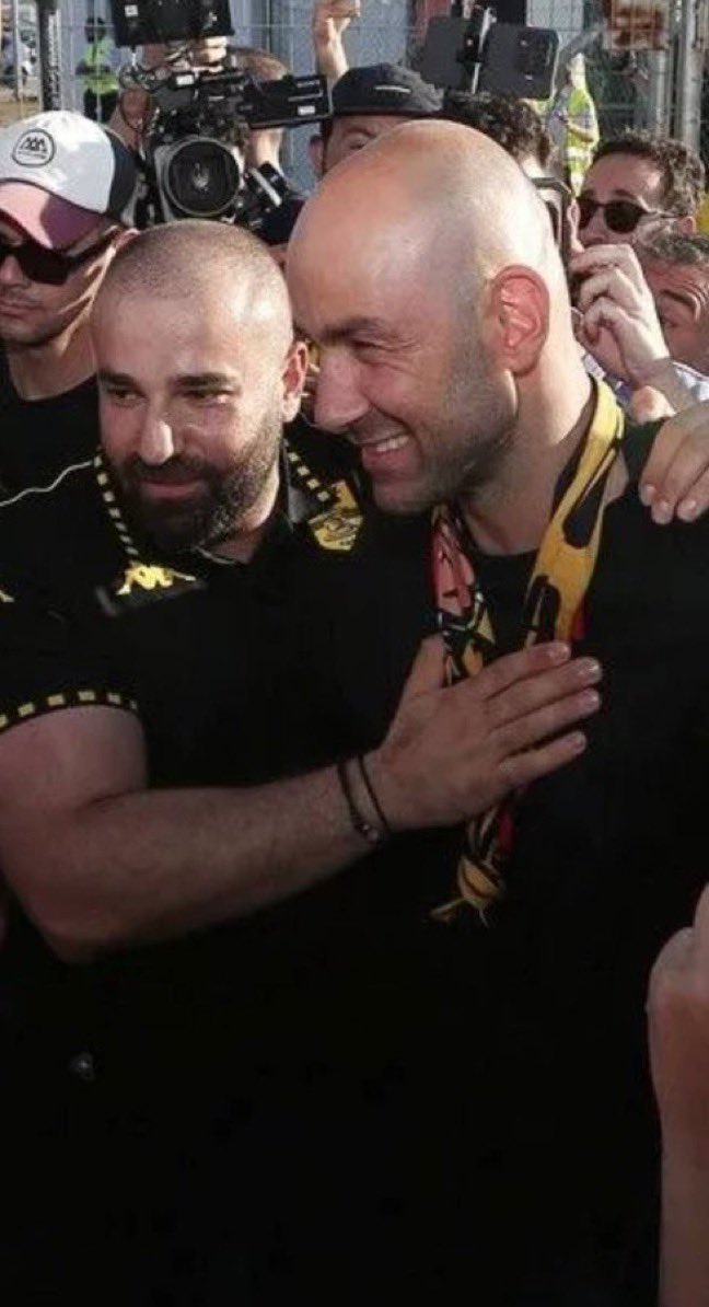 Noiretbl4nc's tweet photo. Εμπλεκόμενος σε περιστατικό οπαδικής βίας με πυροβολισμούς εναντίων οπαδών του ΠΑΟΚ

Τον οποίο και κάλεσε ο δολοφόνος και οργανωμένος οπαδός του Άρη αμέσως μετά την δολοφονία εις βάρος του Κλεομένη.

Αυτός υποδέχτηκε τον προπονητή της εθνικής αγελάδας και του Άρη.
 
#PAOK #paokfc https://t.co/4rzSU86OnS