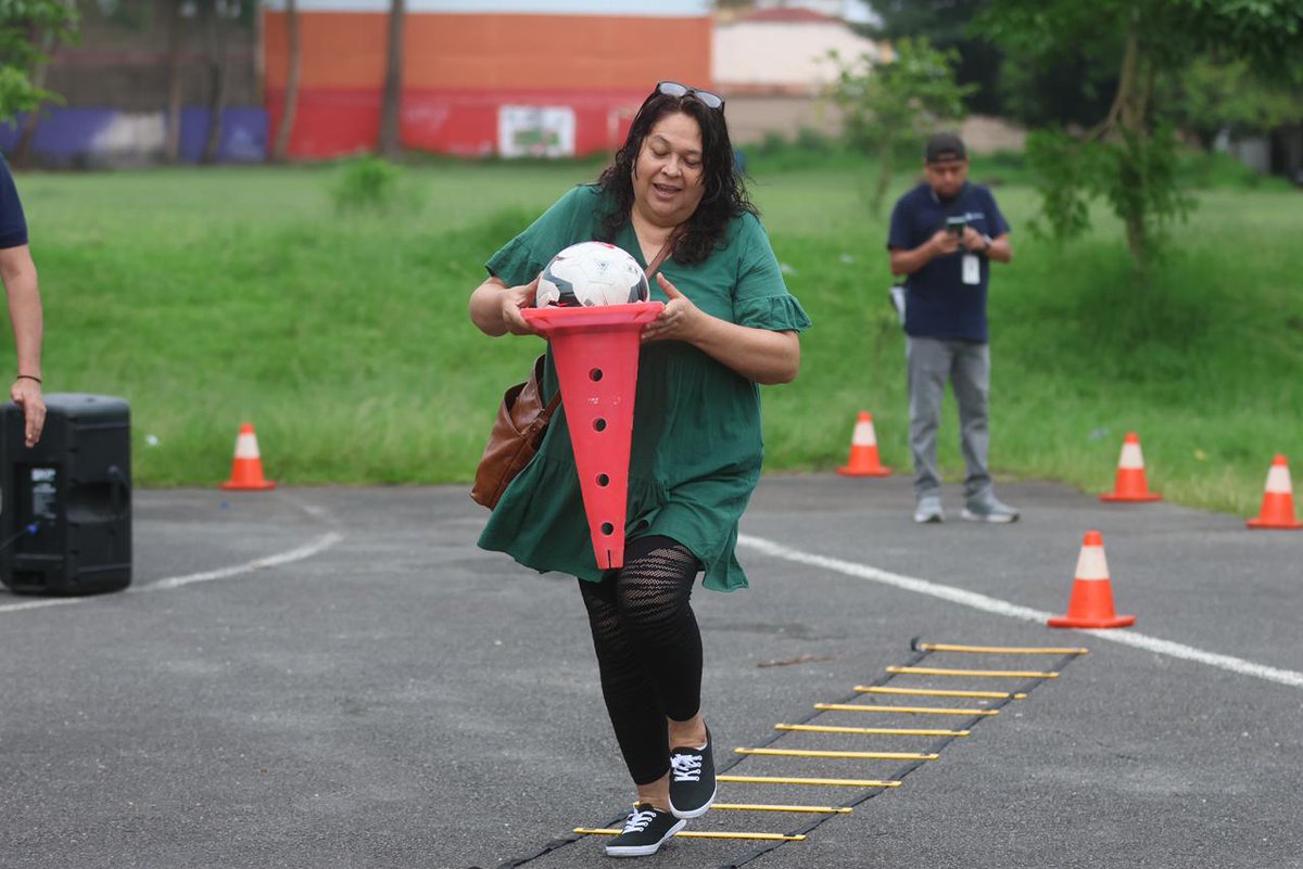 McdGuate's tweet photo. #Guatemala | ⚽🎉 Familias y amigos disfrutaron de una mañana recreativa llena de deporte, juegos y convivencia durante el Festival Re-Creo "Mundial en tu Colonia", una actividad que llevó la emoción del fútbol a los Campos de la Colonia Lourdes, en la zona 16. https://t.co/LVjIXhK2hD