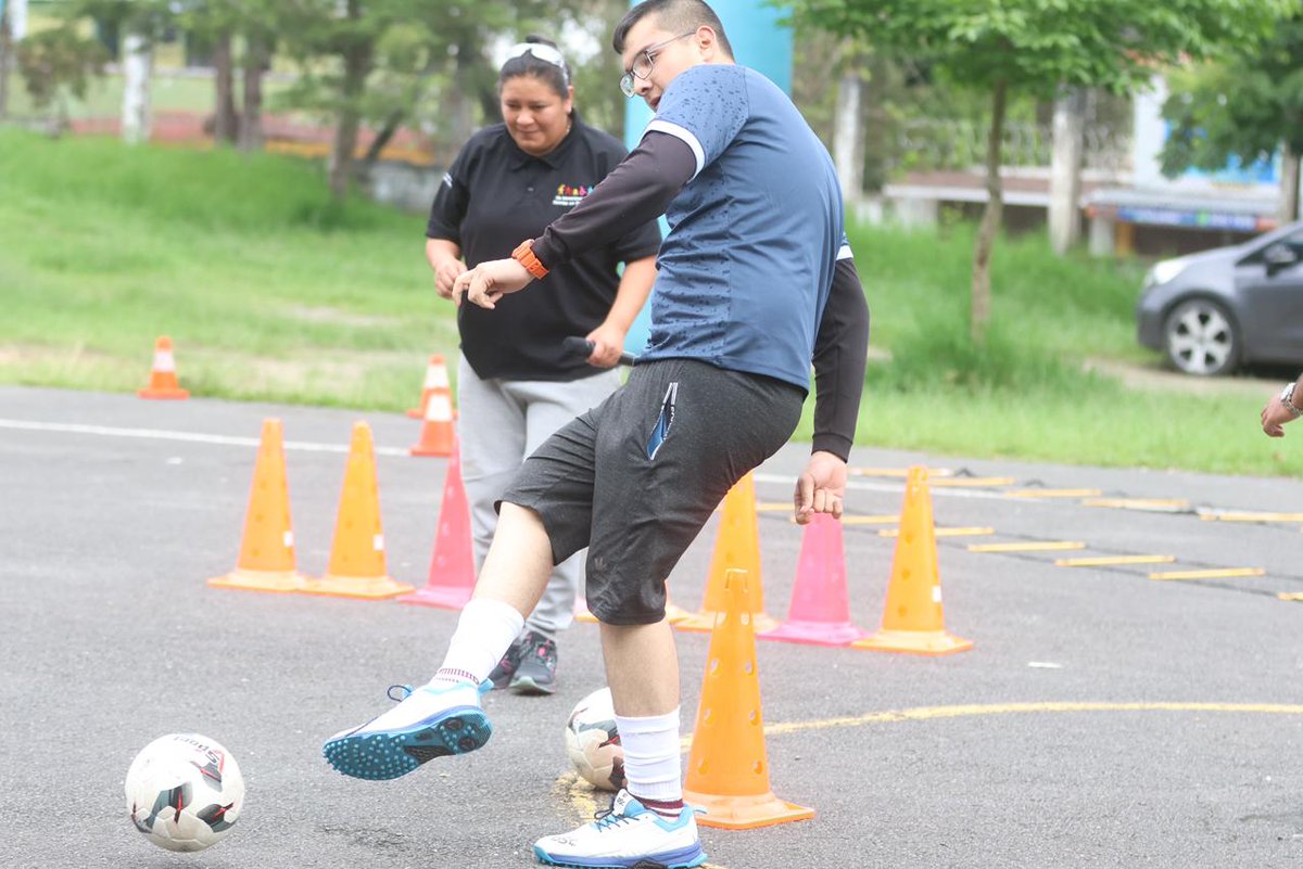 McdGuate's tweet photo. La jornada fue posible por el trabajo conjunto de los Programas Sustantivos de la Dirección de Áreas Sustantivas del Viceministerio del Deporte y la Recreación, que prepararon espacios para que niñas, niños, jóvenes y adultos disfrutaran de una experiencia diferente y gratuita. https://t.co/Q9RS4qYJFV