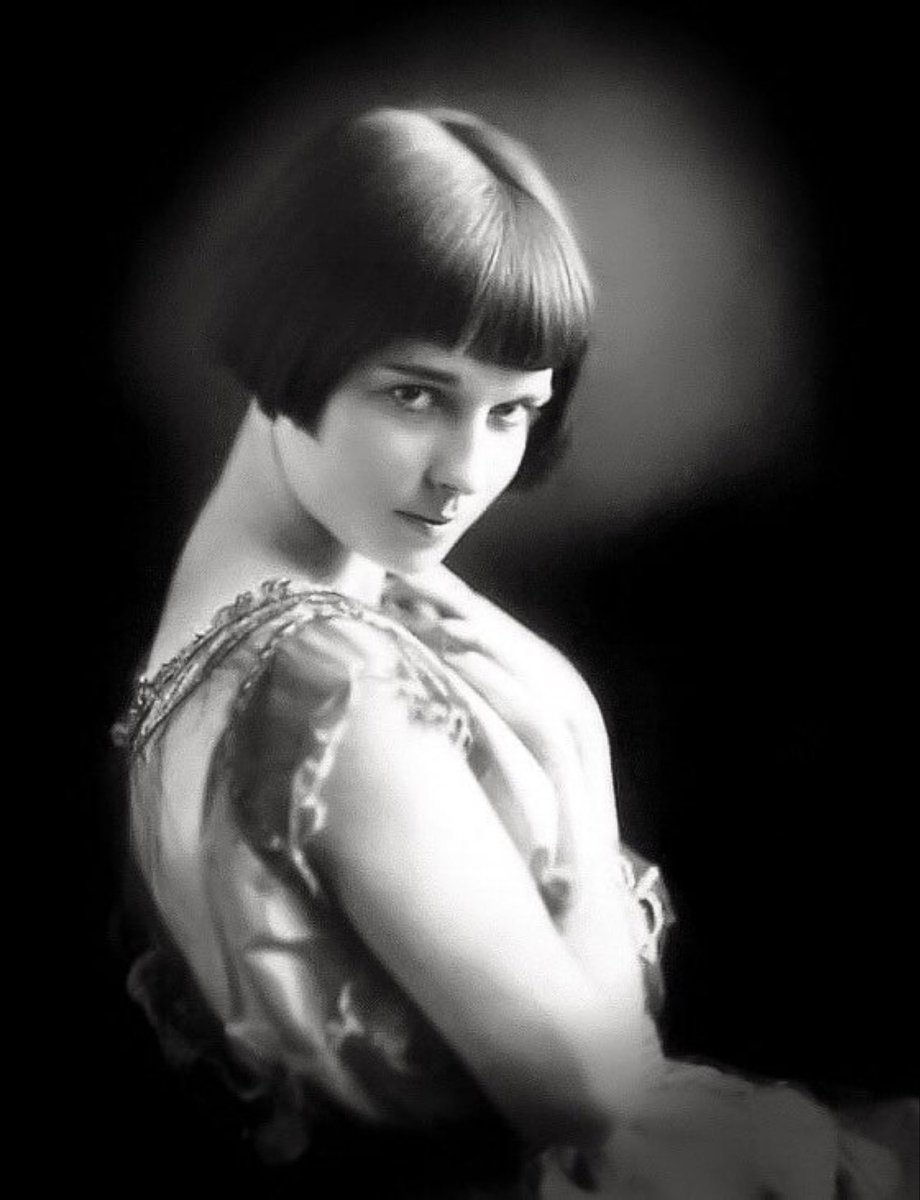 ForeverLouiseB1's tweet photo. Louise at fifteen just prior to heading to New York in the summer of 1922 to join the Denishawn Dance Company. “After getting off the train from Wichita, Kansas, I walked into Grand Central Station and fell in love with New York forever.” https://t.co/Jm6MXeRQkN