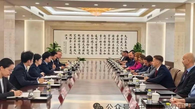 sdpsrbije's tweet photo. Narodni poslanik @edisdurgutovic sastao se u Pekingu sa Li Jianom, generalnim direktorom Departmana za evropske poslove Ministarstva spoljnih poslova Narodne Republike Kine i izvršnim sekretarom Sekretarijata za saradnju Kine i zemalja Centralne i Istočne Evrope. https://t.co/EGam1pL17G