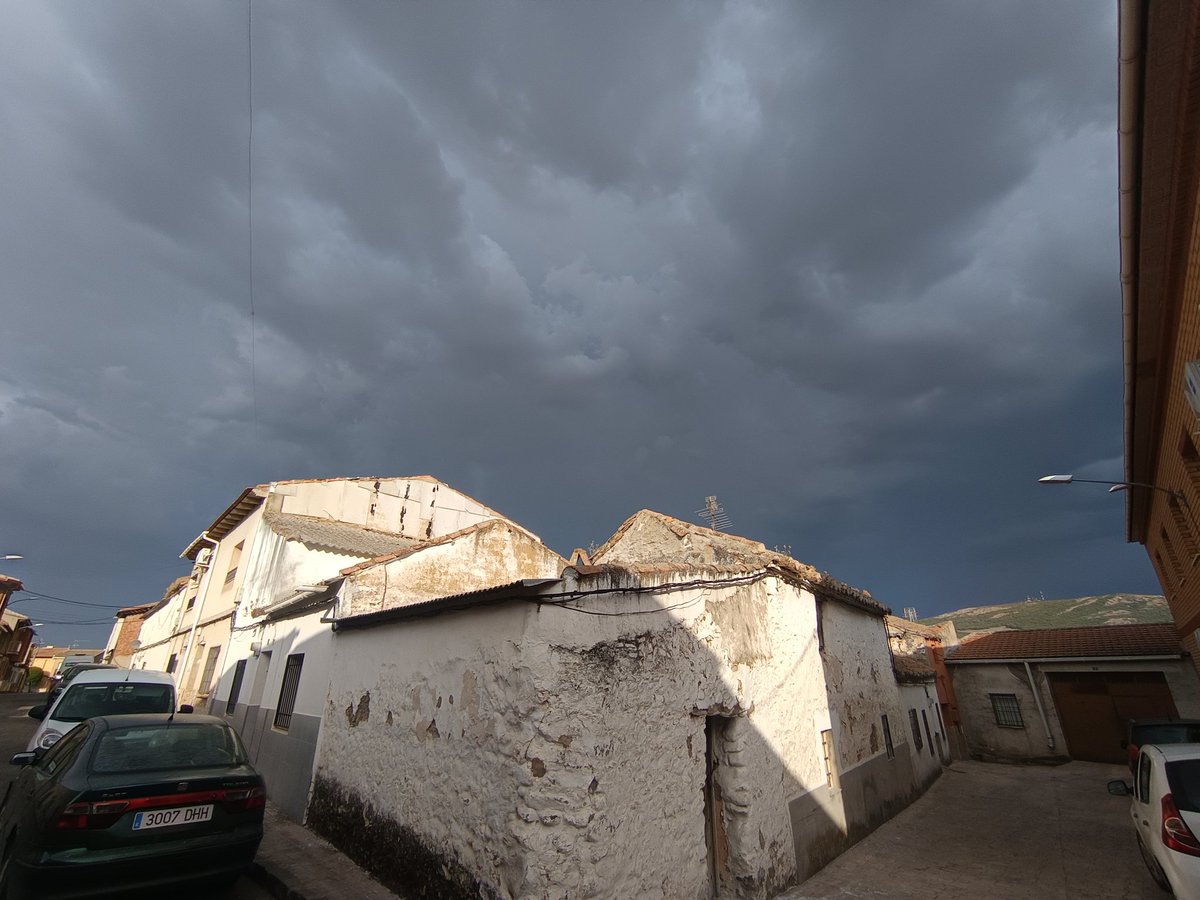 ajgomez23's tweet photo. Así se ve la tormenta llegando a Piedrabuena @CMM_noticias 
@eltiempoGCM 
@ElTiempoCMM 
@JoannaIvars 
@tiempobrasero 
@ElTiempo_tve 
@meteocr 
@zapeandola6 https://t.co/tfvuEtsW6k