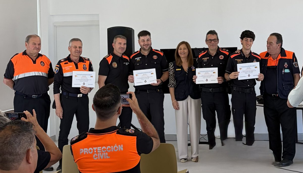 AdrianencaPC's tweet photo. Participamos en las Jornadas Nacionales de Protección Civil (ANAV) en Moncada 🇪🇸, compartiendo experiencias con voluntariado de todo el país.Recibimos un diploma de reconocimiento de la Secretaría General por nuestra labor en la #DANA2024.
#ProtecciónCivil  @AjSantAdria https://t.co/nijhbfxiiI