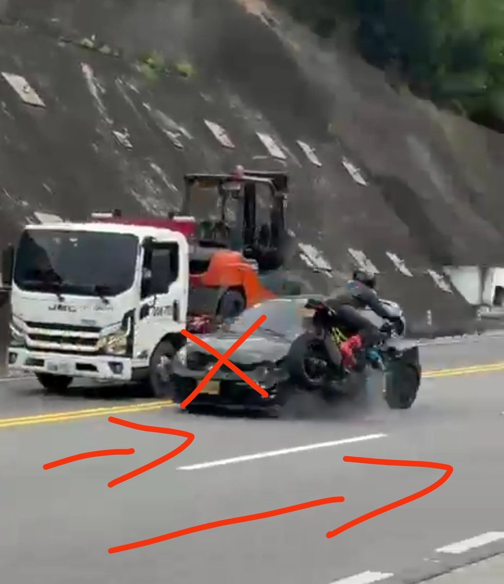 zildride's tweet photo. @Rocko_inc @PasaenBogota No sea animal.  Los dos carriles van de subida y solo unos de bajada la linea amarilla es para que el pendejo del Clio no adelantará y más entrando a una curva .    ¿Tiene el gen del Clio? https://t.co/P4mPxxe1af
