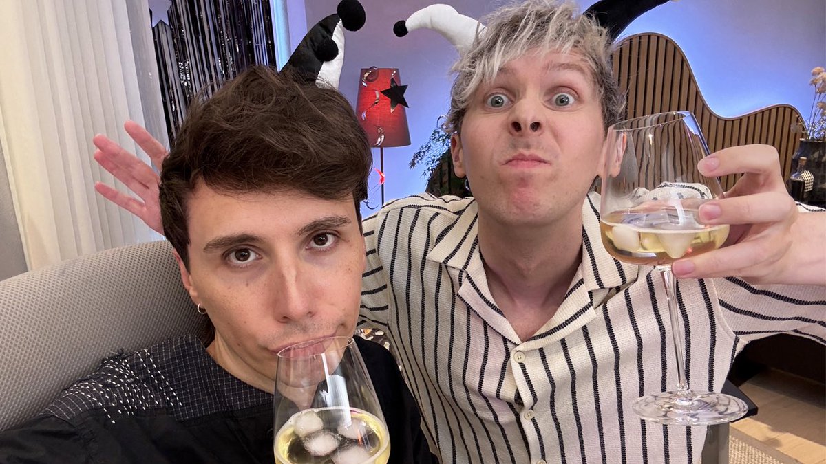 Phil Lester tweet media