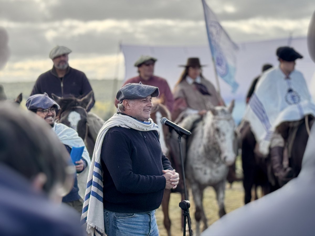 AlvaroDelgadoUy's tweet photo. Estuvimos en la Marcha por el Camino de Wilson, recordando los 42 años de su regreso al Uruguay. https://t.co/3ZX6unBkR4