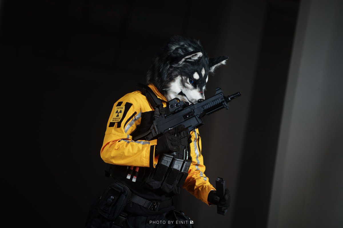 Atomic_ohhh's tweet photo. Anti-chemical squad☢️
📷@Einittt
@Parrish_orz
#furry #Fursuit #兽装 #枪械 https://t.co/w9fzDBKagm