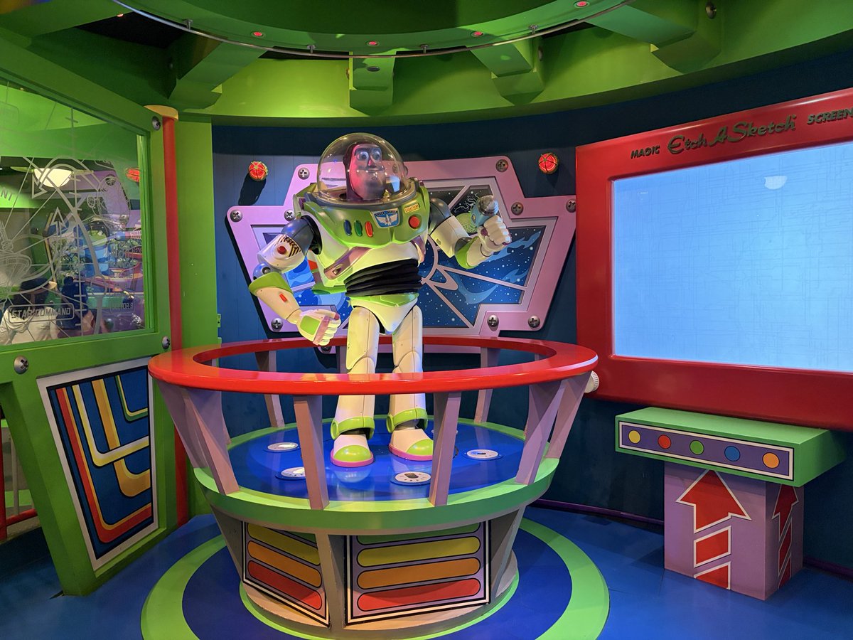 TustinRaider's tweet photo. Buzz Lightyear Astro Blasters has returned from refurbishment. All interior lighting is now LED. Also, Zurg’s chest targets don’t seem to be working. https://t.co/xAFUH4Aon5