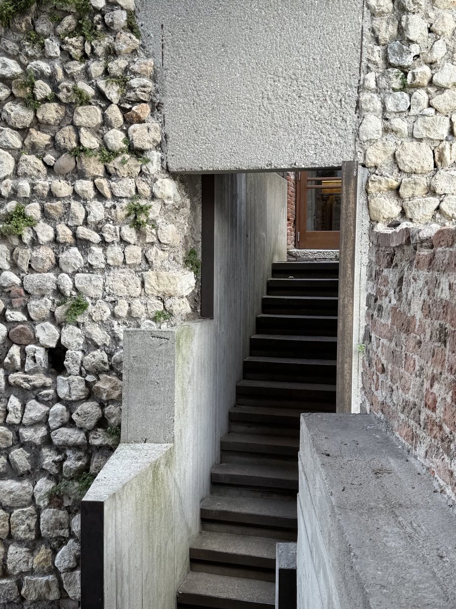 jmde99's tweet photo. Scarpa en Verona https://t.co/kFeZC0GVtI