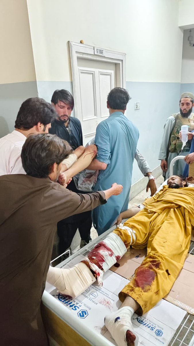 Umarchamkni's tweet photo. آج میری کرم غم میں ڈوبی ہوئی ہے فیض حمید کی پالیسیوں نے ہم سے ہمارے نوجوان چھین لیے، انہیں زخمی اور شہید کر دیا۔
آج سنٹرل کرم کی میرباغ چیک پوسٹ پر طالبان اور پولیس کے درمیان لڑائی جاری ہے، جس میں 28 افراد زخمی ہوئے ہیں۔ ان زخمیوں میں عام شہری بھی شامل ہیں،
#SaveKurram https://t.co/jD5WvvgG8e