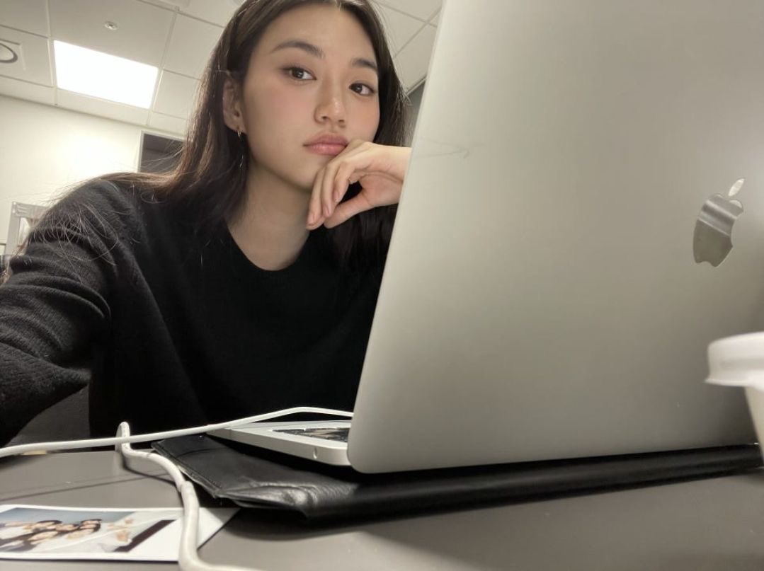 bj2goup's tweet photo. 왜 대학에 이런 선배 없지 https://t.co/I6l68QeBfB