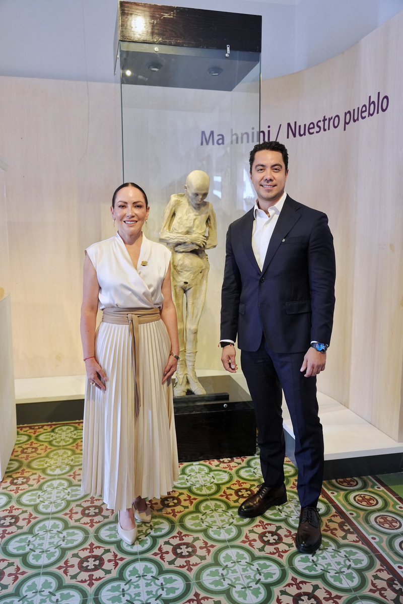 FeliFerMacias's tweet photo. Ven al mercado artesanal a visitar la exposición fotográfica “Ecos de la Eternidad”, donde tenemos también 3 réplicas de las Momias de Guanajuato.

Una exposición cultural que estamos trabajando en colaboración con el municipio de Guanajuato. ¡Muchas gracias a la presidenta @SamanthaSmithMX por acompañarnos!

Aprovecha y ven para comprar artesanías hechas por manos y talento Querétaro. Trabamos en equipo con otros municipios para impulsar el comercio y la economía local.
