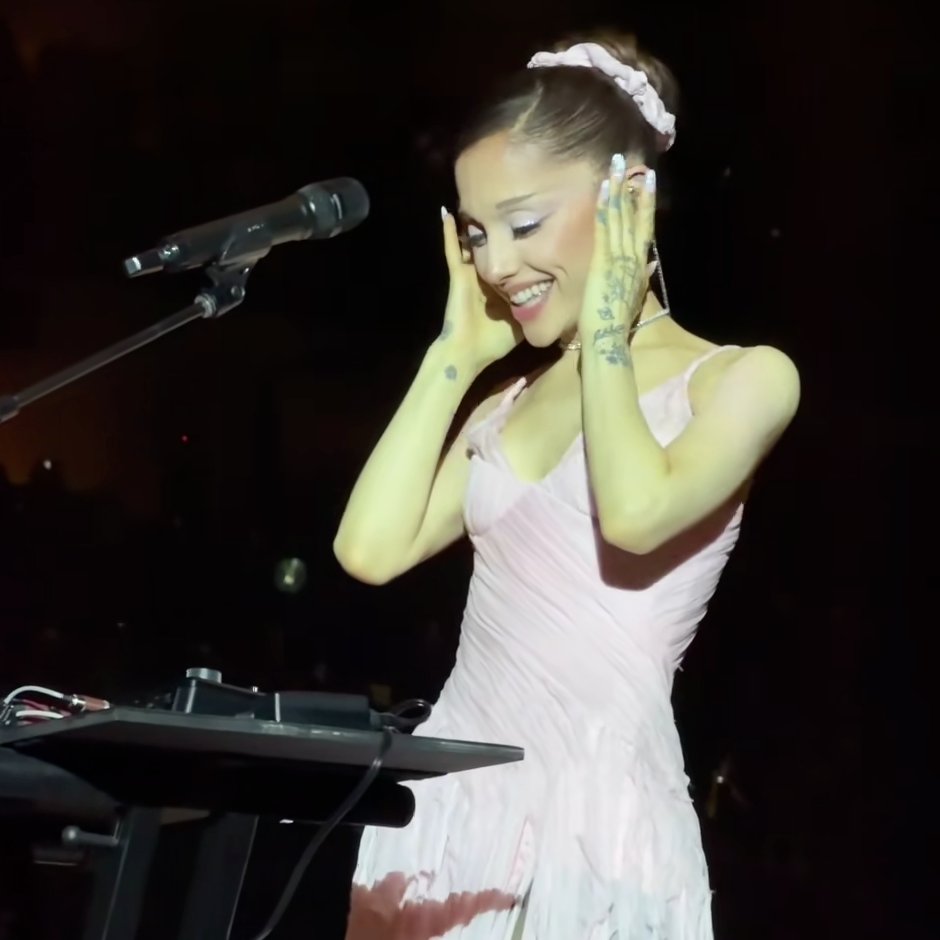 arianastills's tweet photo. universe, pls keep her happy forever. https://t.co/oqcNkX3I2N