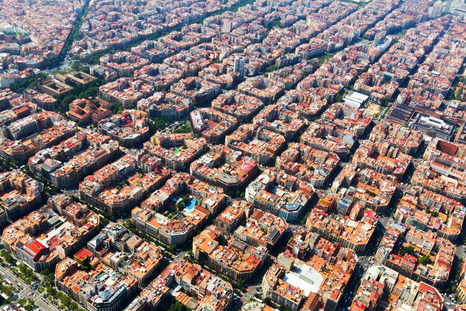 Fredminton8's tweet photo. @ratapsst @TomWright165389 @caitigrove @pleasedontatme eixample is more densely populated than manhattan. should all these buildings be demolished? https://t.co/4x0J2w2q7q