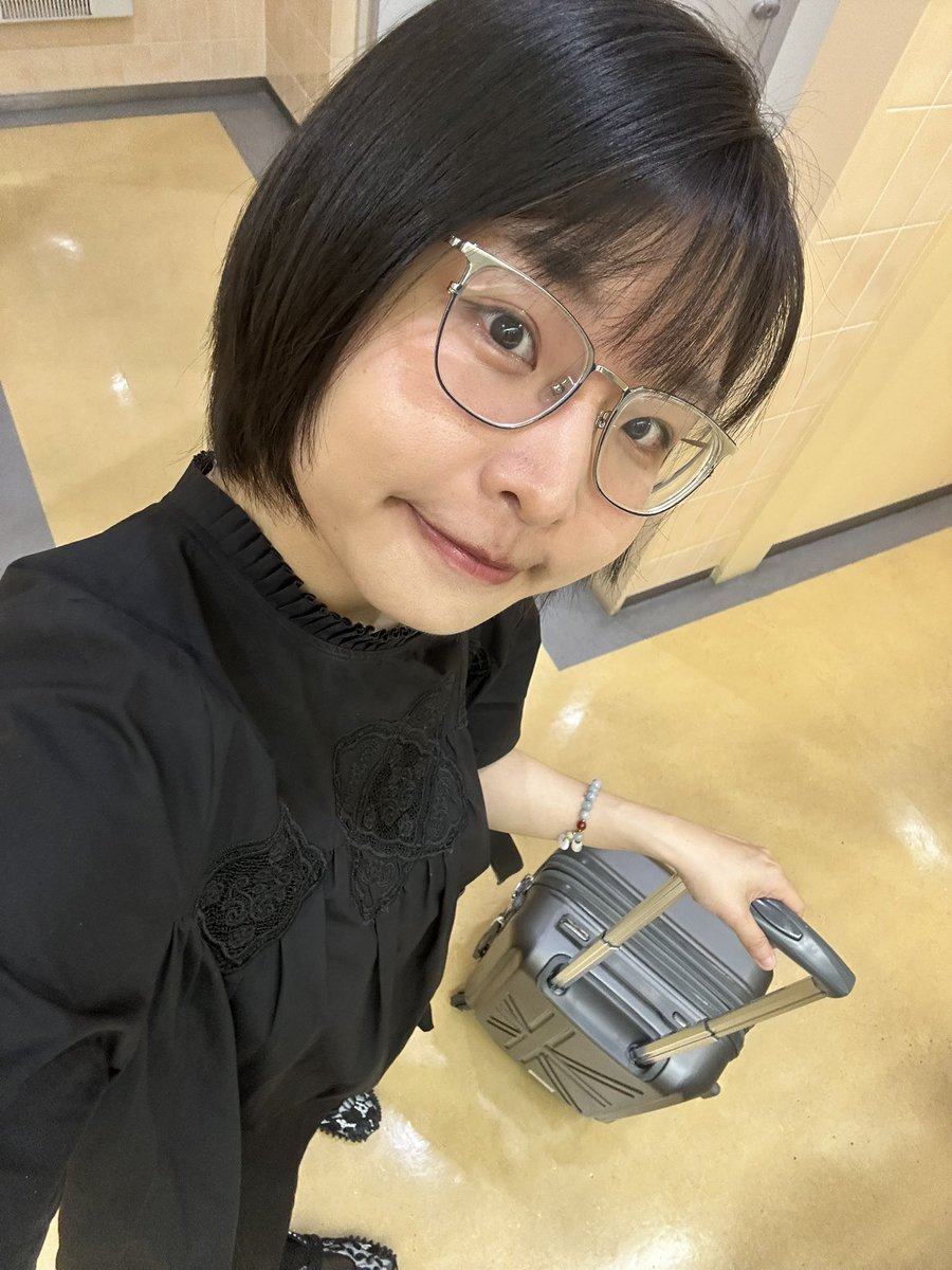 Faiito's tweet photo. เครื่องลง ฝนไม่ตก กี๊ด ผมว่าแล้วผมคือ 晴れの子 https://t.co/oMOWO1oiYb