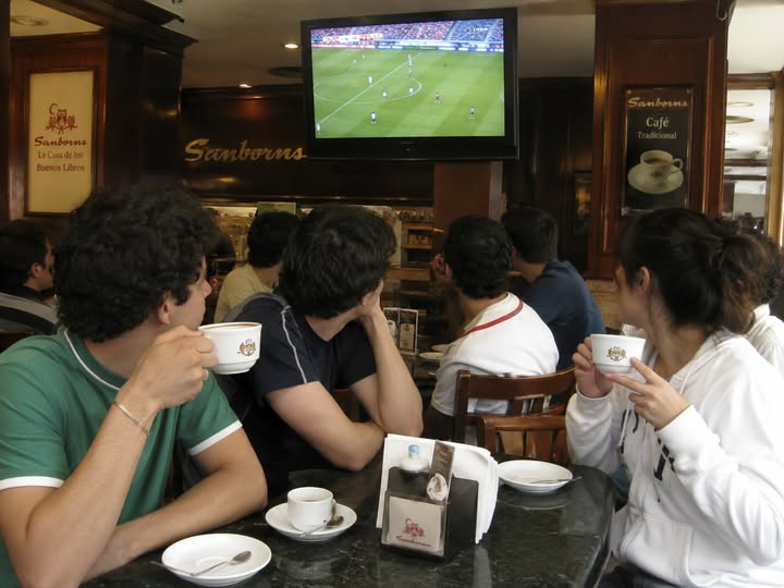 NostalgiAscenso's tweet photo. En 2006 Sanborns anunció que todos los juegos del Mundial podrían verse en sus televisores, se podían ver varios grupos de jóvenes únicamente consumiendo café de refill durante las dos horas que duraban los partidos, o más... https://t.co/h7CYrnCjLZ