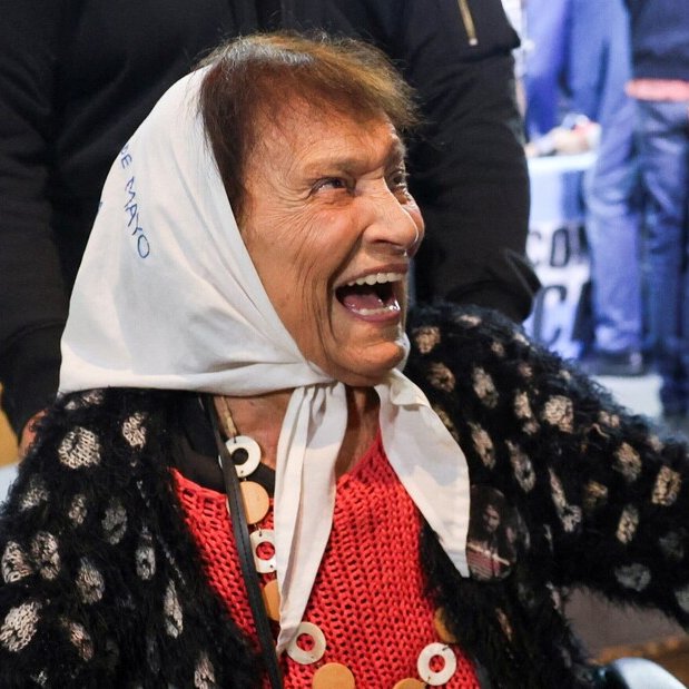 clarincom's tweet photo. MURIÓ TATY ALMEIDA, PRESIDENTA DE MADRES DE PLAZA DE MAYO LÍNEA FUNDADORA

Tenía 95 años. Estaba internada desde hacía días en el Hospital Italiano, confirmó su familia.

Almeida se había unido al grupo de mujeres para reclamar por la desaparición de su hijo Alejandro, desparecido el 17 de julio de 1975, en los tiempos de la Triple A.

(+) en Clarín: https://t.co/WnKDVguV9r
