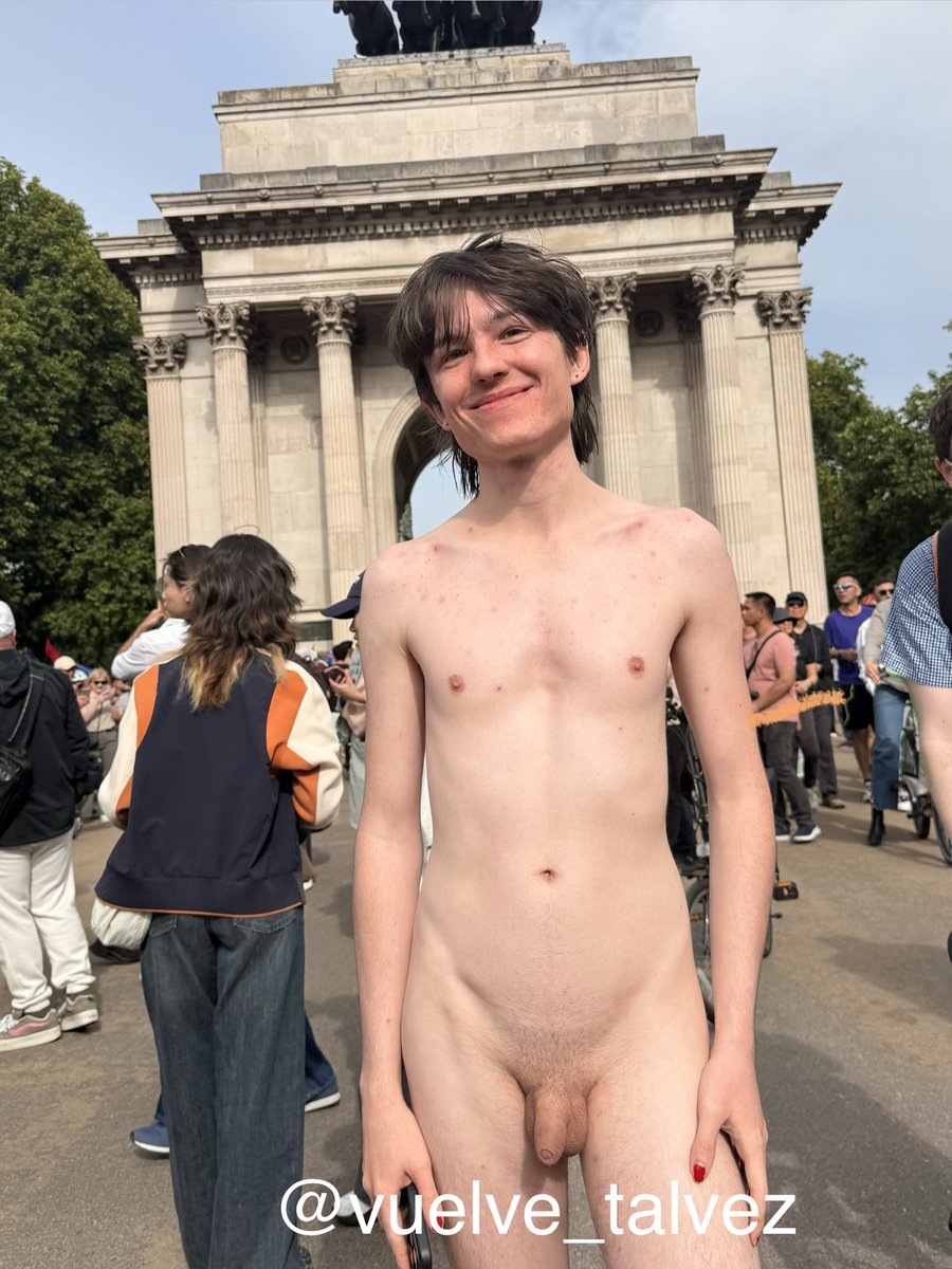 vuelve_talvez's tweet photo. I enjoyed the London WNBR  today! My first post of the London WNBR 2026 is this cute guy, who joined it for the first time. 
You can see that he enjoyed it with his smile! 

#nakedguy #nakedride #wnbr #sexyguy #nudeinpublic #uncutdick #cutesmile https://t.co/nliFDeqwaG