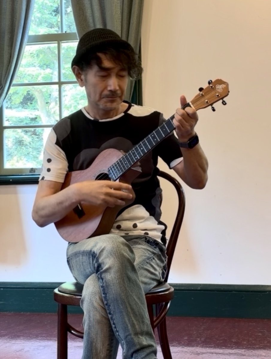 noridar's tweet photo. ひちゃさん主催の《木漏れ日の音Unplugged vol.1》での演奏のダイジェスト版です。
室内の反響でアンビエントな空間が生まれ、バリトンウクレレの低くて深い音が気持ちよかった。
いつものテナーとはまた違った味わいですね。
よかった聴いてください。
動画のリンクはリプ欄で https://t.co/wYvhtZ7JLp