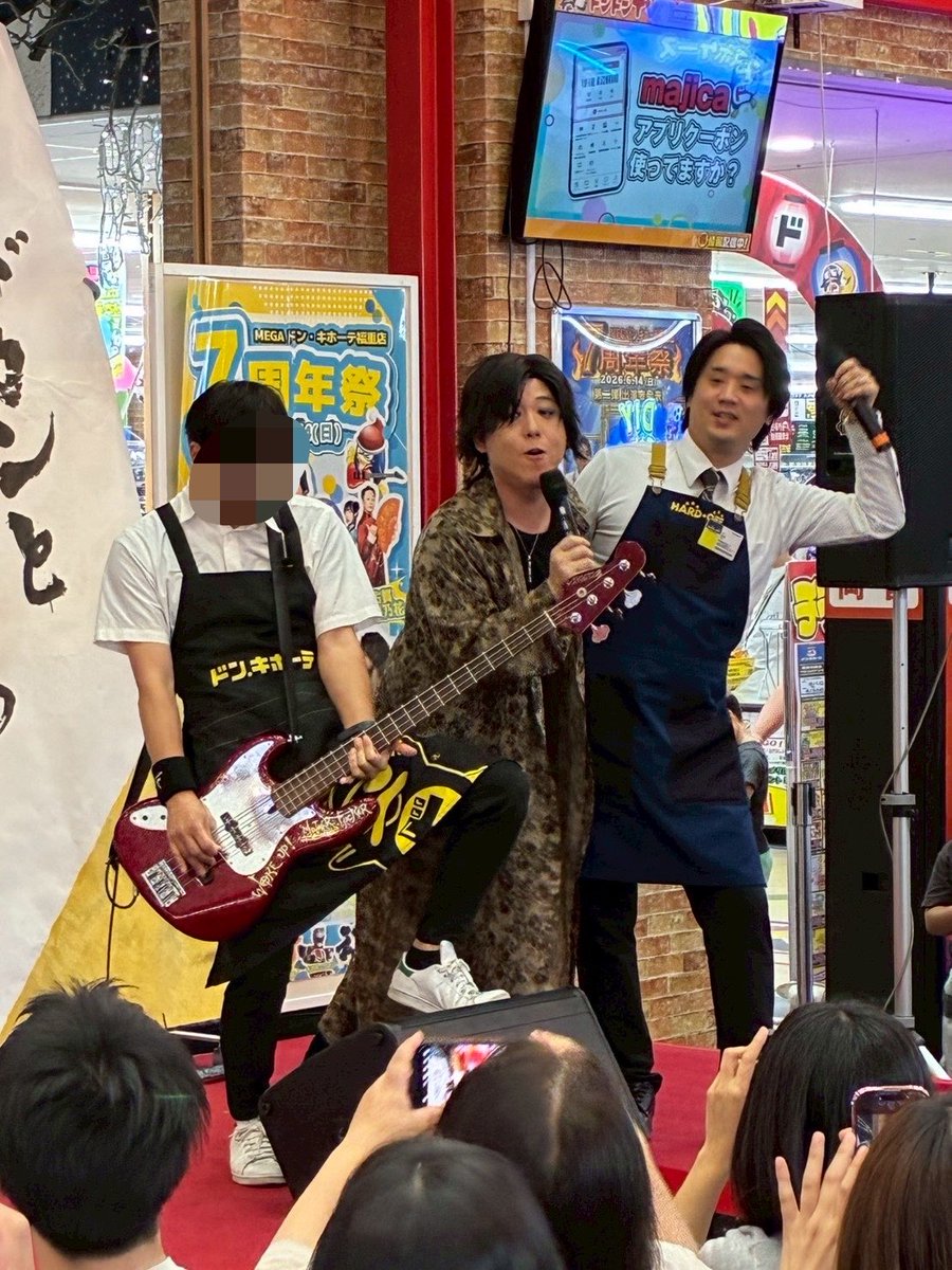 c_dot11111's tweet photo. 昨日はMEGAドン・キホーテ福重店7周年イベントへ。永田さんとたむたむそしてJスレの店長さんとのコラボで「WISH」やりおったよ🥰店長さんは今日で福重店を離れ東京に転勤だそうで様々な想いでこの日を迎えられたのだなと思います！古のLSネックレスでさりげなく奴隷アピしといたよ🌙 https://t.co/9j9fqILs7J