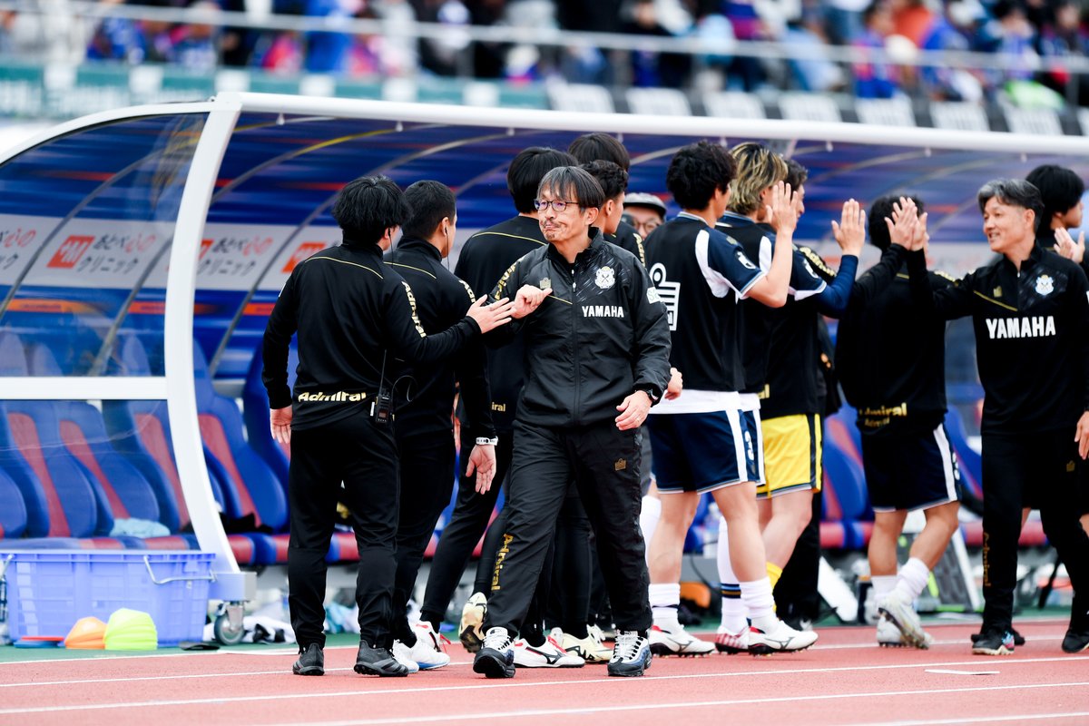 Jubiloiwata_YFC's tweet photo. 【#三浦文丈 監督 契約解除のお知らせ】

この度、百年構想リーグの終了をもちまして、三浦 文丈監督との契約を解除することとなりましたので、お知らせいたします。

「まず初めに、百年構想リーグという特別なシーズンをともに戦ってくださった、ジュビロ磐田に関わるすべての皆さまに、心より感謝申し上げます。

シーズン開始当初はコーチとして、そしてシーズン途中からは監督としてチームに関わらせていただきましたが、私自身、このシーズンの成績は満足できるものではありませんでした。ファン・サポーターの皆さまも同じ思いだったと思います。皆さまの期待に応える結果を残すことができず、自分自身の力不足を強く感じています。申し訳ありませんでした。

そのような状況の中でも、ホーム、アウェイにかかわらず、ファン・サポーターの皆さまがスタジアムに足を運び、最後まで一緒に戦ってくださったことに心から感謝しています。思うような結果を届けられなかった試合の後にも、「次だ」「まだここからだ」と前向きな声をかけていただいたことは、私にとって大きな力となりましたし、決して忘れることはありません。

まもなく始まる2026/27シーズンは、ジュビロ磐田にとって新たなスタートになります。新しい体制のもと、チームが強い気持ちとパワーを持って戦い、J1昇格を成し遂げてくれることを願っています。

立場は変わりますが、これからもジュビロ磐田を応援しています。
本当にありがとうございました。」

▼詳細はこちら
https://t.co/GxQYKs1P7N