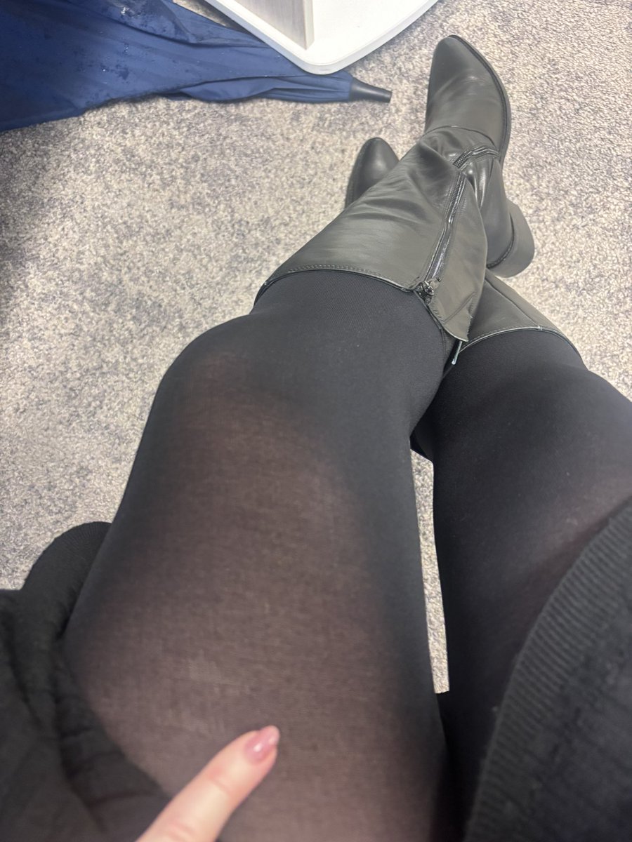 sayitallnow's tweet photo. Nylons and boots 

Really making the boot enthusiasts shake today https://t.co/LqEcX0MVdQ