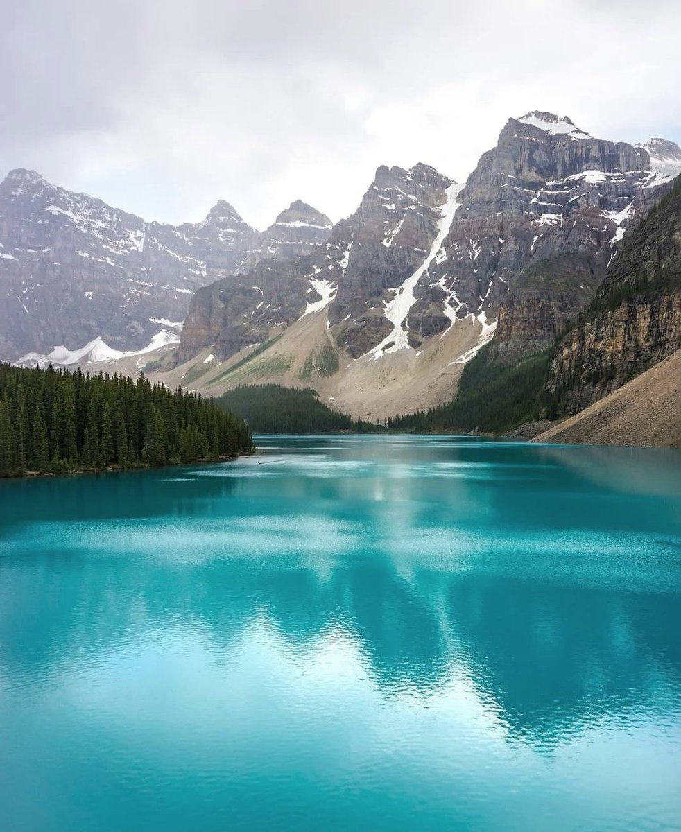 kinasyaksman's tweet photo. Just spent 2 hours hiking to a hidden alpine lake in the Rockies—wind’s carrying pine scent, and the glacier water’s so blue it looks fake. Best impromptu adventure this summer! https://t.co/uMeNJVJZJb