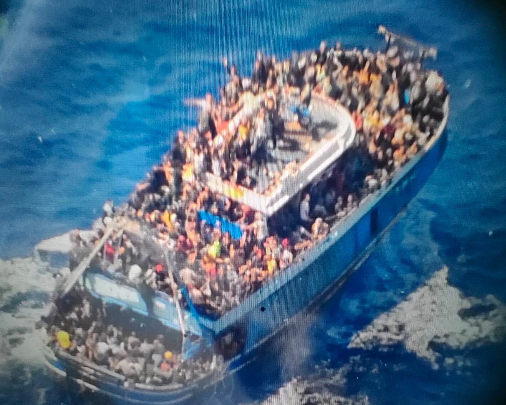 Iasonas_Apost's tweet photo. 🔴 650 νεκροί σε μία μέρα είναι αριθμός πολέμου. Όχι ειρήνης.

Ενός πολέμου που έχει κηρυχθεί μονομερώς και του οποίου τα θύματα βρίσκονται μόνο από τη μία πλευρά.

Σήμερα συμπληρώνονται 3 χρόνια από το μεγαλύτερο ρατσιστικό έγκλημα στην ιστορία της μεταπολεμικής Ευρώπης εν καιρώ ειρήνης. Το ναυάγιο της Πύλου.

750 άνθρωποι ξεκίνησαν από το Τομπρούκ της Λιβύης με προορισμό την Ιταλία. Δεν ήθελαν καν να έρθουν στην Ελλάδα. Όμως, ναυάγησαν μέσα στην ελληνική ζώνη έρευνας και διάσωσης και επί 15 ολόκληρες ώρες ζητούσαν βοήθεια.

Ήταν ήδη 5 μέρες στη θάλασσα. Το νερό είχε τελειώσει. Έπιναν νερό ανακατεμένο με καύσιμα από τη μηχανη και είχαν ήδη δύο νεκρούς πάνω στο σκάφος. 

Και το ελληνικό κράτος τι έκανε;

Έστειλε μασκοφόρους των ειδικών δυνάμεων από την βάση της Σούδας. Όχι για να τους διασώσουν, αλλά για να τους απωθήσουν. 

Οι λιμενικοί του σκάφους «920» δεν τους έδωσαν ούτε ένα σωσίβιο. Δεν έκαναν ούτε μία ενέργεια διάσωσης. Αντίθετα, συμφωνα με ολες τις μαρτυρίες, οδηγούσαν τους πρόσφυγες προς την Ιταλία για να τους ξεφορτωθούν. Όταν η μηχανή του προσφυγικού σκάφους σταμάτησε, οι λιμενικοί έριξαν ένα σκοινί και επιχείρησαν να τους ρυμουλκήσουν. 

Ως αποτέλεσμα της ρυμούλκησης, το σκάφος ανατράπηκε και εκατοντάδες ανθρώποι πνίγηκαν εγκλωβισμένοι στα αμπάρια του σκαφους και βρίσκονται μεχρι σήμερα στον πάτο του Ιονίου στο βαθύτερο σημείο της Μεσογείου. 

Όμως, μετά από έναν μεγάλο και επίμονο αγώνα των επιζώντων, των δικηγόρων τους και των ανθρώπων της αλληλεγγύης, το Ναυτοδικείο Πειραιά άσκησε ποινική δίωξη για βαριά κακουργήματα σε 21 λιμενικούς-όχι σε έναν, ούτε σε δύο- αλλά σε 21 (!) λιμενικούς, ανάμεσά τους ο πρώην και ο νυν αρχηγός του σώματος. 

Αυτό αποδεικνύει ότι όλα είναι εφικτά όταν οι άνθρωποι οργανώνονται, επιμένουν και αγωνίζονται συλλογικά.

Ο αγώνας συνεχίζεται.

ΠΟΤΕ ΞΑΝΑ ΠΥΛΟΣ.