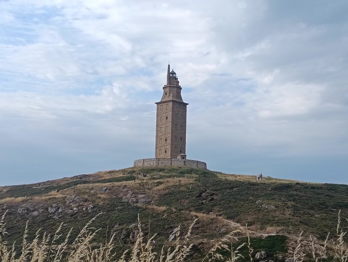 LAzuladas's tweet photo. La Torre de Hércules es una torre y faro, situada en La Coruña. Mide unos 55 metros. Su construcción data de finales del siglo I y principios del siglo II. Es el único faro romano y el más antiguo en funcionamiento. Es el tercero con más altura de España.
#torredehercules 
Sigue https://t.co/1HC30esyK1