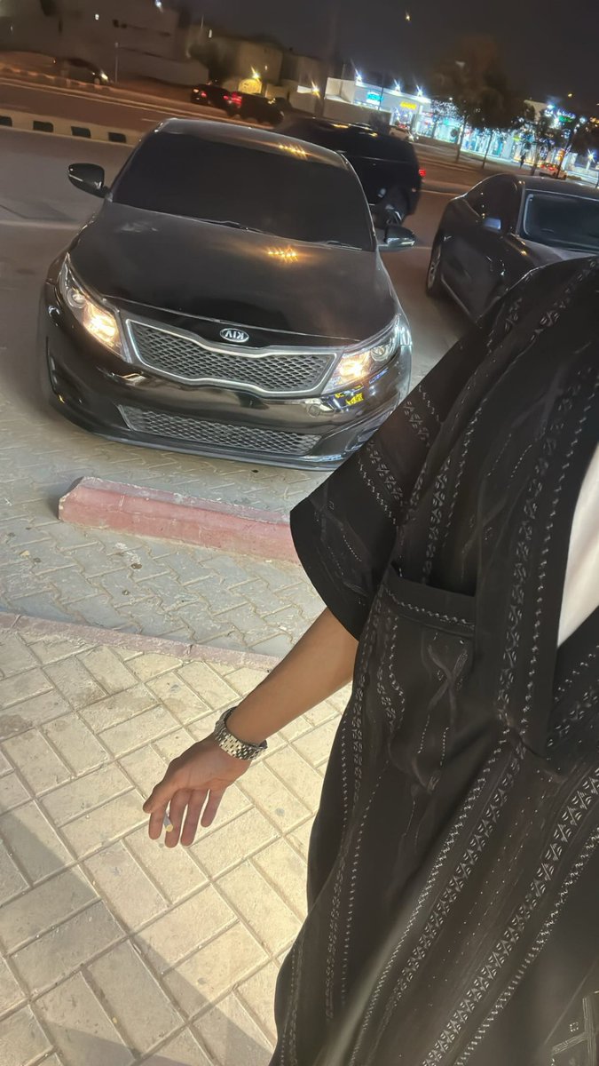 _c9b_'s tweet photo. لاخاب ظنك في رفيقٍ تعزه
اكتب على صدر الزمن ياخساره

ماكنت اظن الوقت يقدر يهزه
لكن حسافه الوقت غير مساره https://t.co/9oZEArfzm4