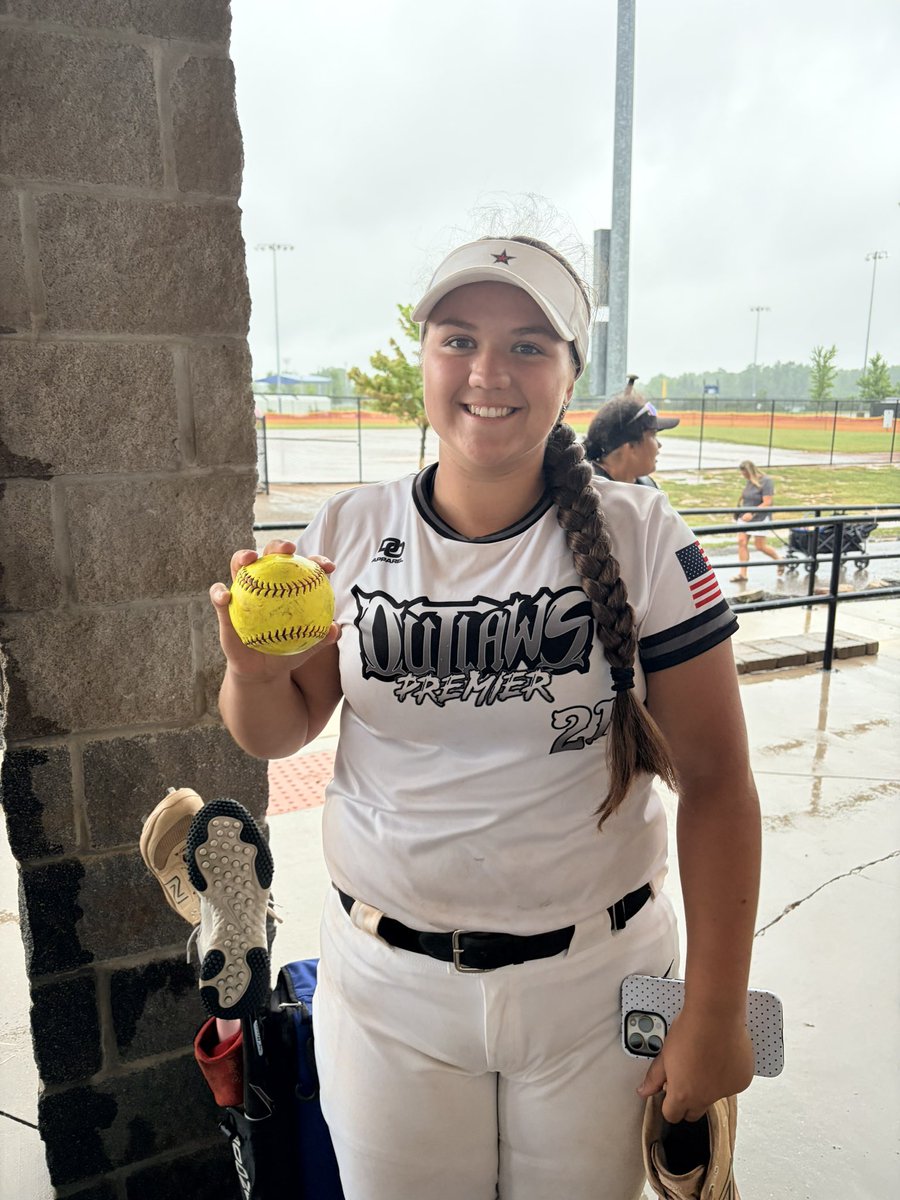 CoachJeffHill's tweet photo. @RMUSoftball commit @maddie_wisman with a TOWER Home run in game 1 today! 

@UFOilerSoftball commit @GiannaGreat12 with the Shutout. 

4-0 Win! 

Thank you @d1fastpitch1 for having us. 5-0 on the weekend. 
Mother Nature stepped in before we could hit in the Semi final game. 

Next up @OhioOutlaws Invitational. 

#OutlawNation #FarewellTour