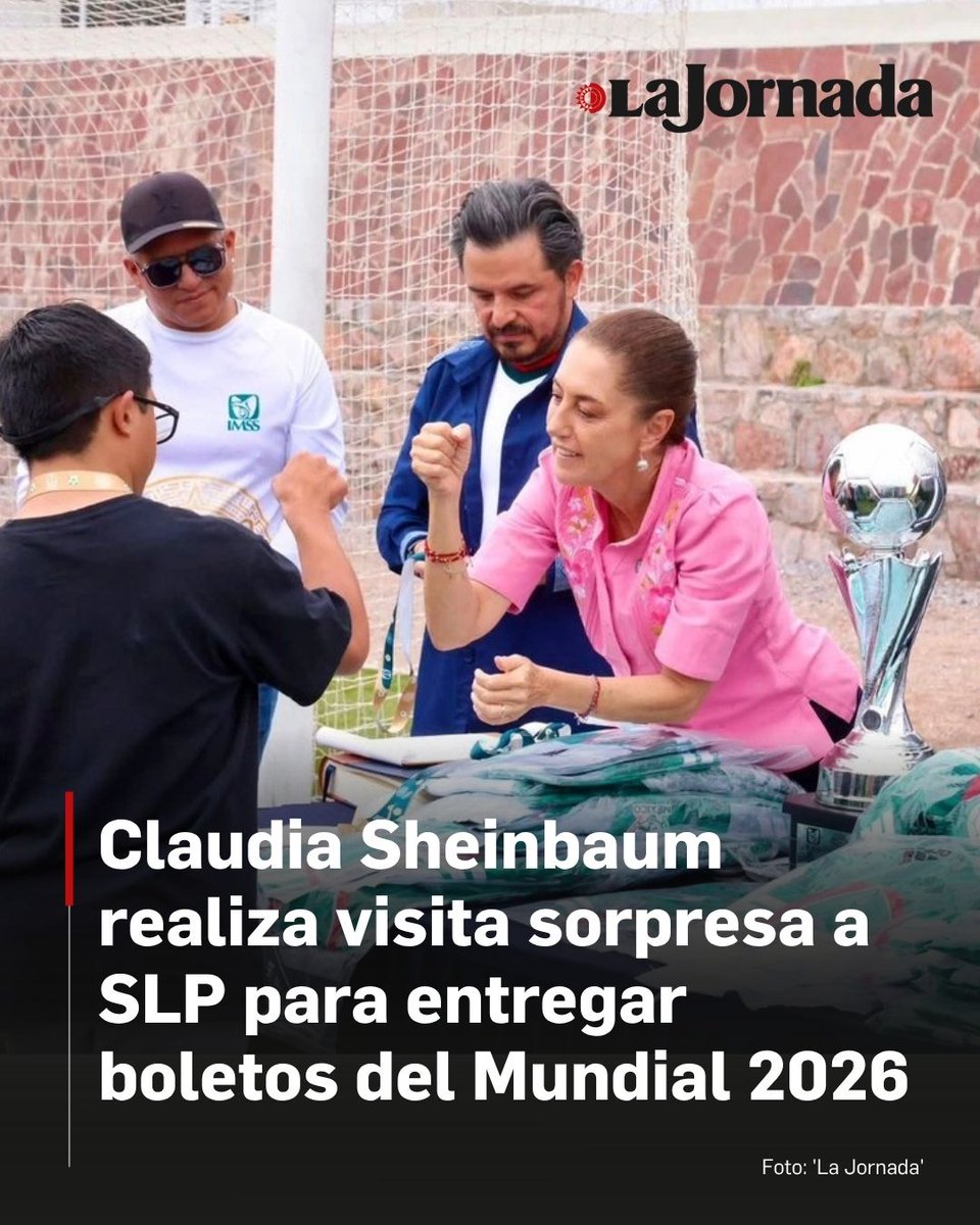lajornadaonline's tweet photo. 🇲🇽 ⚽️ 🏆 #SanLuisPotosí | La presidenta Claudia Sheinbaum encabezó esta mañana en la capital del estado la entrega de los boletos para que los jóvenes ganadores del mundialito escolar puedan asistir a un partido del #Mundial2026.

La visita de la Presidenta no se hizo pública ya que no estaba oficialmente programada en la entidad.

El gobernador Ricardo Gallardo dio cuenta de esta entrega en la que también estuvo el director del IMSS, Zoé Robledo.

Lee más aquí 👇
https://t.co/0agz389T35