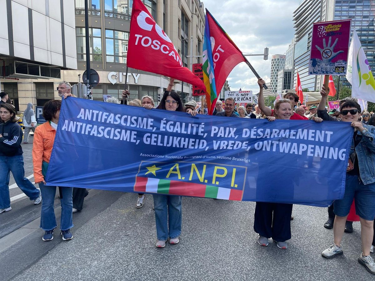 cgilnazionale's tweet photo. Oggi eravamo a Bruxelles per la manifestazione europea “Welfare not Warfare” promossa dalla piattaforma Stop Rearm Europe. Una mobilitazione che ha coinvolto sindacati, società civile, associazioni, movimenti sociali e tantissime persone che vogliono dire no alla guerra e alle politiche di riarmo europee.

La CGIL è intervenuta in apertura della manifestazione per riaffermare la necessità di destinare maggiori risorse al welfare, alla sanità, all’istruzione, al lavoro, alla transizione giusta e non all’economia di guerra.
La guerra, da sempre, divide il movimento delle lavoratrici e dei lavoratori: per questo, oggi, i sindacati devono rifiutare e contrastare la bugia nazionalista che l’economia di guerra possa portare vantaggi al mondo del lavoro. Non c’è giustizia sociale possibile quando c’è la guerra: la storia passata e purtroppo le guerre presenti ce lo raccontano chiaramente. 

La mobilitazione di oggi è il primo passo di un percorso europeo per chiedere con forza anche un nuovo modello sociale, basato sui diritti sociali e la pace e non l’aumento delle spese militari che non fa altro che soffiare nuovi venti di guerra. Oggi c’eravamo per un’altra idea di Europa: avanti insieme!

#Cgil