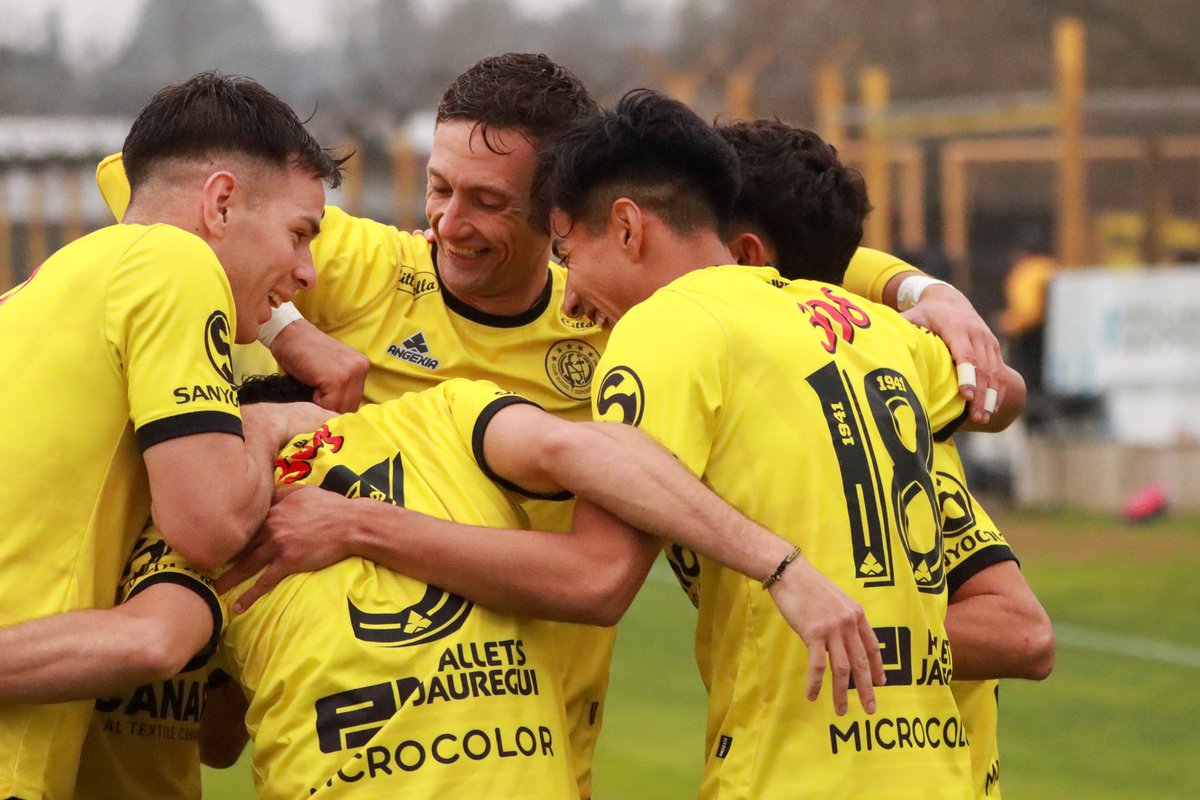 CSyDFlandria's tweet photo. 🗣️⚽️ El gol de Benja Giménez y un festejo ‘a lo Flandria’. 

🫂 Después de celebrar con sus compañeros, fue a abrazar al Gallego y a Fede, trabajadores de mantenimiento.

🤜🤛 Cuando decimos “todos juntos”, es en serio. 

Todos juntos por el mismo sueño 💛 https://t.co/l3YtQoa9LW