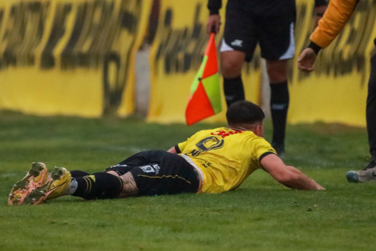 CSyDFlandria's tweet photo. 🗣️⚽️ El gol de Benja Giménez y un festejo ‘a lo Flandria’. 

🫂 Después de celebrar con sus compañeros, fue a abrazar al Gallego y a Fede, trabajadores de mantenimiento.

🤜🤛 Cuando decimos “todos juntos”, es en serio. 

Todos juntos por el mismo sueño 💛 https://t.co/l3YtQoa9LW