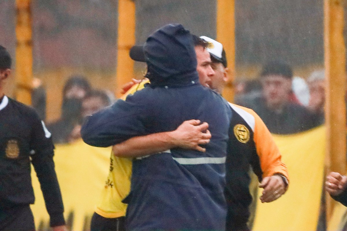 CSyDFlandria's tweet photo. 🗣️⚽️ El gol de Benja Giménez y un festejo ‘a lo Flandria’. 

🫂 Después de celebrar con sus compañeros, fue a abrazar al Gallego y a Fede, trabajadores de mantenimiento.

🤜🤛 Cuando decimos “todos juntos”, es en serio. 

Todos juntos por el mismo sueño 💛 https://t.co/l3YtQoa9LW