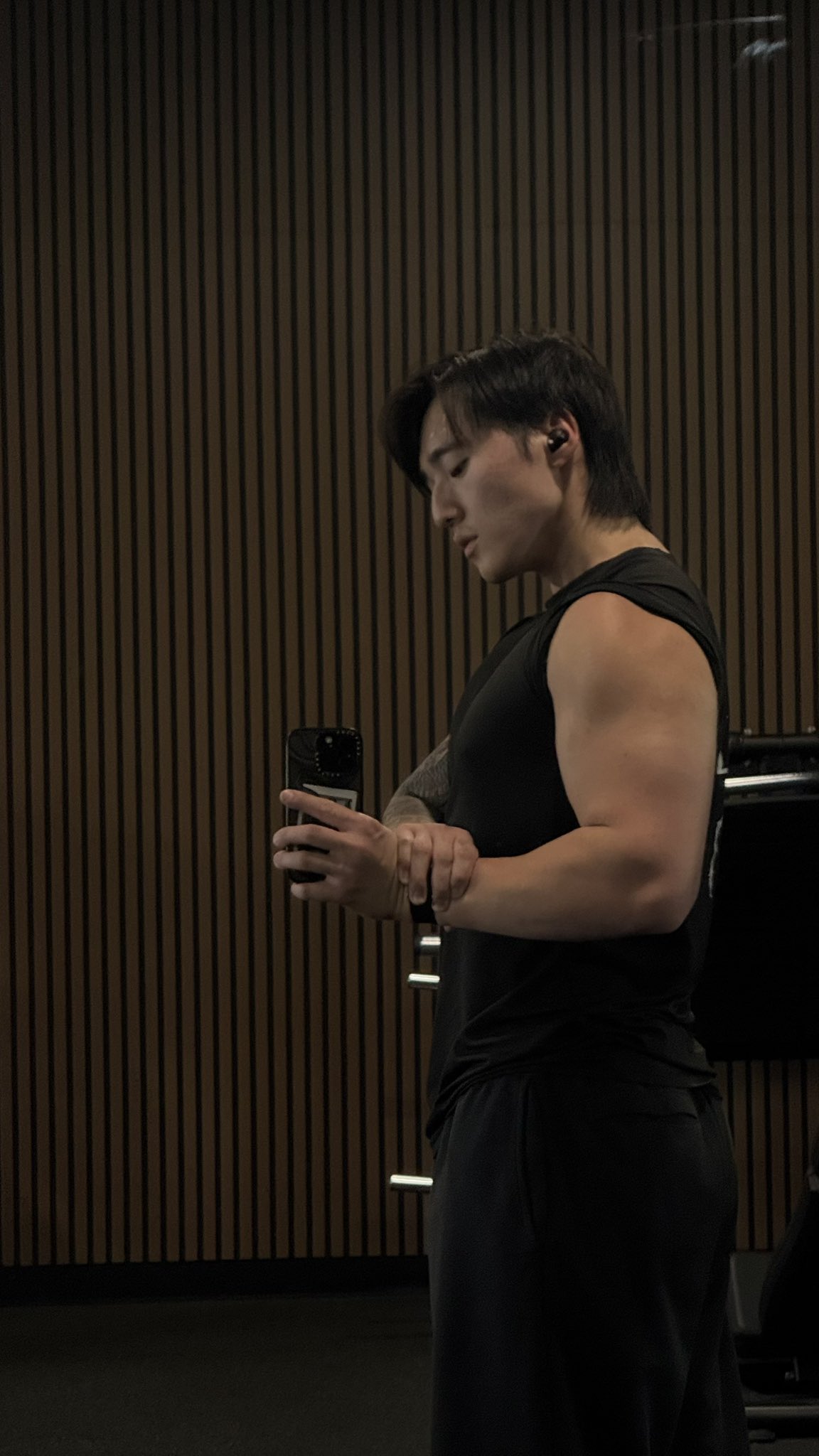 Follow if you like big arms 😏 https://t.co/ePsQ6pygoT