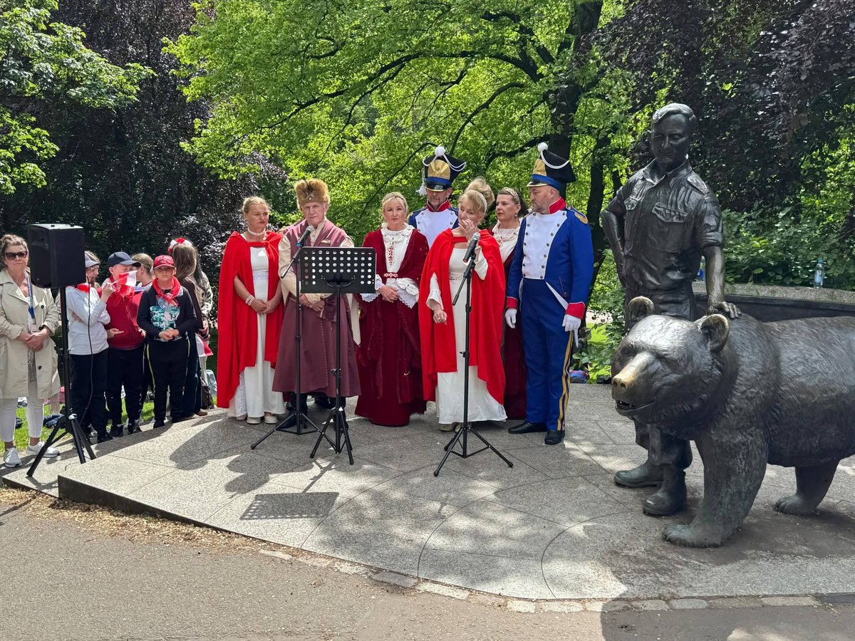 GroupPolonez's tweet photo. Celebration of Remembrance Day🇵🇱 at the monument of the hero Wojtek Niedźwiedzi in Edinburgh🏴󠁧󠁢󠁳󠁣󠁴󠁿 with a dance and song performance💃🕺🎶😊#polonez #happytime #dance https://t.co/JmGWFFXOEs