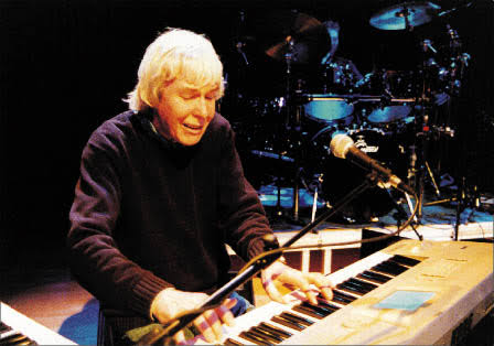 VanDoHalen's tweet photo. Dave Greenslade, tecladista que fez história com o Colosseum e a banda que levava seu sobrenome, faleceu aos 83 anos. A causa não foi revelada. https://t.co/mzoWEY2AS8