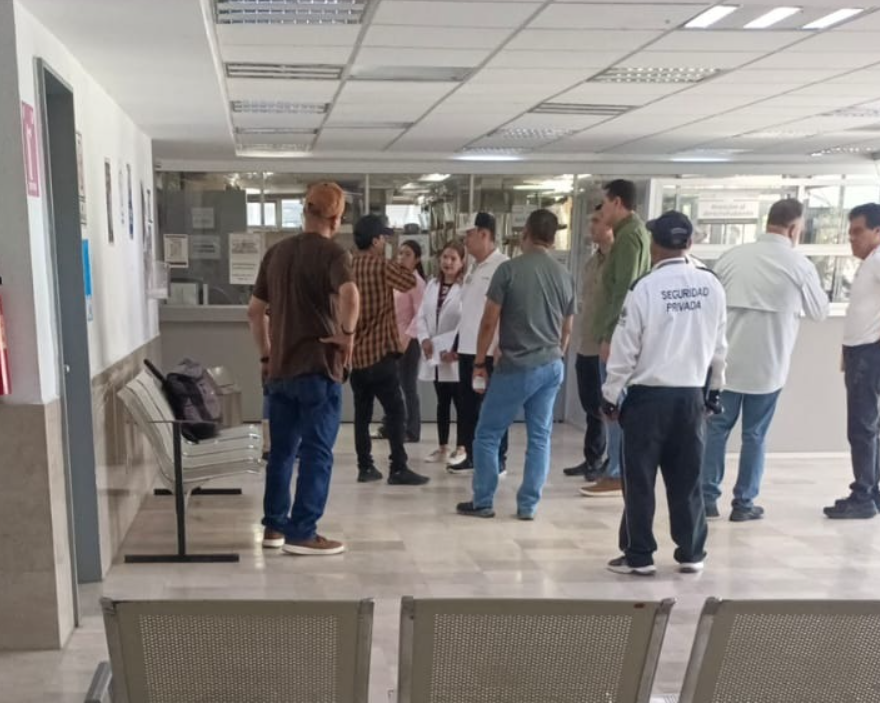 elalbertomedina's tweet photo. 🚨 Llega el gobernador @AlfonsoDurazo al hospital del @ISSSTE_mx en #Hermosillo tras las denuncias de falta de aire acondicionado por parte del personal y derechohabientes.

El mandatario se encuentra realizando un recorrido por las instalaciones del hospital junto con el secretario de Gobierno, @AdolfoSalazar_.

En @ProyectoPuente, la secretaria de la Sección 47 del Sindicato de @SEMARNAT_mx, Lucero Martínez, denunció que el hospital lleva días sin aire acondicionado, sobre todo en el piso de cirugía y recuperación, afectando a personal y a ciudadanos que acuden a ser atendidos.

En un comunicado, @ISSSTE_mx confirmó las fallas en el servicio de aire, pero aseguró que estas estaban siendo atendidas por personal técnico.

Mañana 15 de junio derechohabientes y personal convocaron a una manifestación y cierre del bulevar Morelos para exigir que se atiendan las demandas.

📹 @vagoner35 / José Felipe Medina