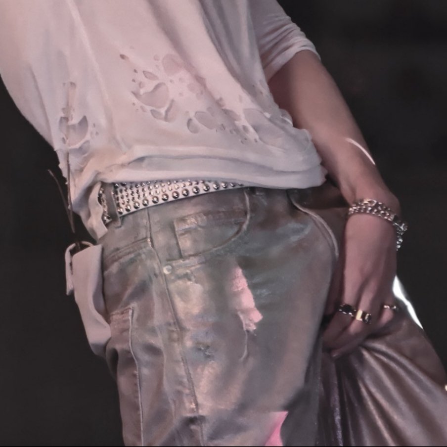 archvofgguk's tweet photo. JEON FVCKING JUNGKOOK..... THE HAND PLACEMENT HELLO?!!!!!!!!!! https://t.co/QQoofGecLp