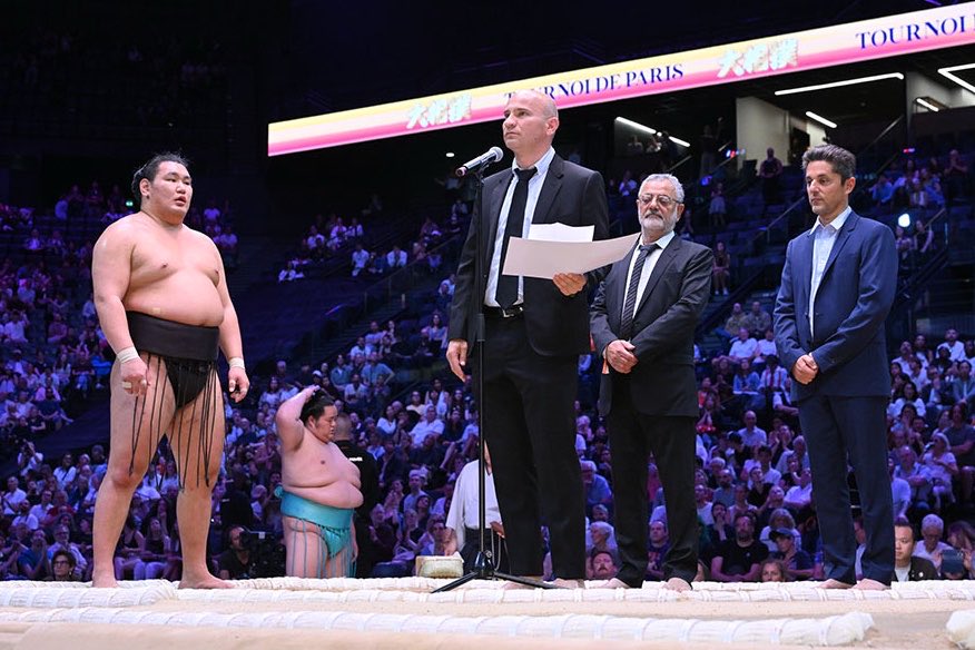 sumokyokai's tweet photo. 【大相撲パリ公演🇫🇷二日目】
表彰式の様子
総合優勝　琴櫻
準優勝　　豊昇龍

#sumo #相撲 #パリ公演 #Paris https://t.co/cA8ndWm4St