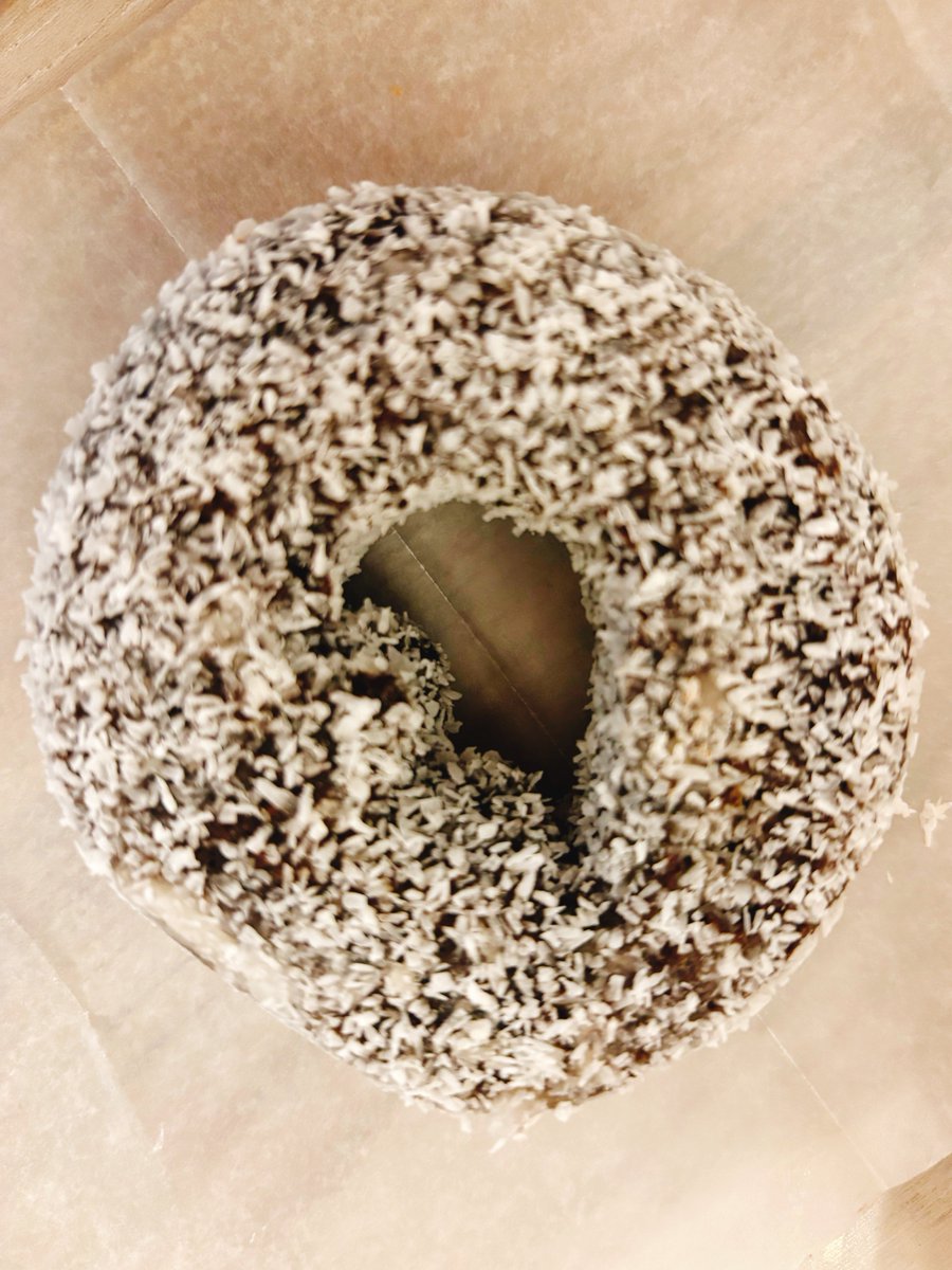 NYASAGI_Donguri's tweet photo. 数日前に食べたドーナツを残して寝ることにするにゃ🍩😺こちら悪猫ﾆｬﾋﾋ https://t.co/ya9f8VlPVQ